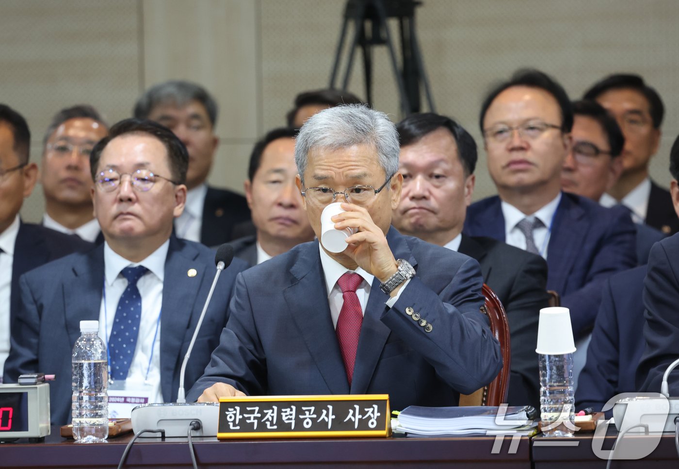 김동철 한국전력공사 사장이 14일 전남 나주빛가람혁신도시 한국전력공사 본사에서 열린 산업통산자원중소벤처기업위원회 국정감사에서 질의를 마치며 물을 마시고있다. 2024.10.14/뉴스1 ⓒ News1 김태성 기자