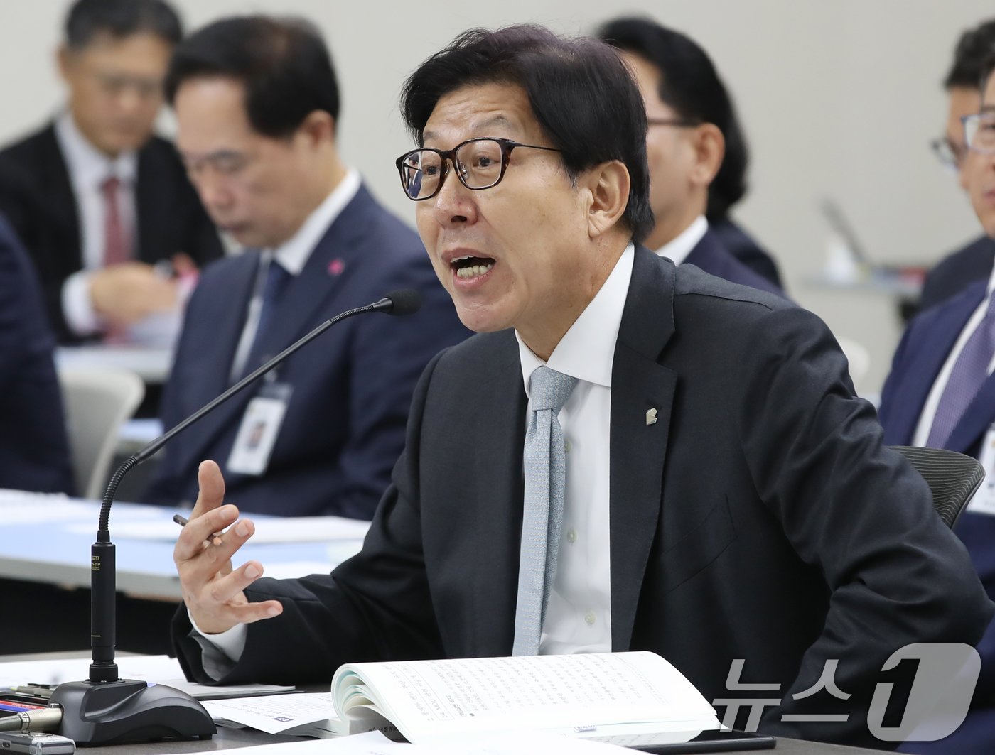 본문 이미지 - 박형준 부산시장이 14일 오전 부산 연제구 부산시청에서 열린 국회 국토교통위원회의 부산시에 대한 국정감사에서 의원 질의에 답하고 있다. 2024.10.14/뉴스1 ⓒ News1 윤일지 기자