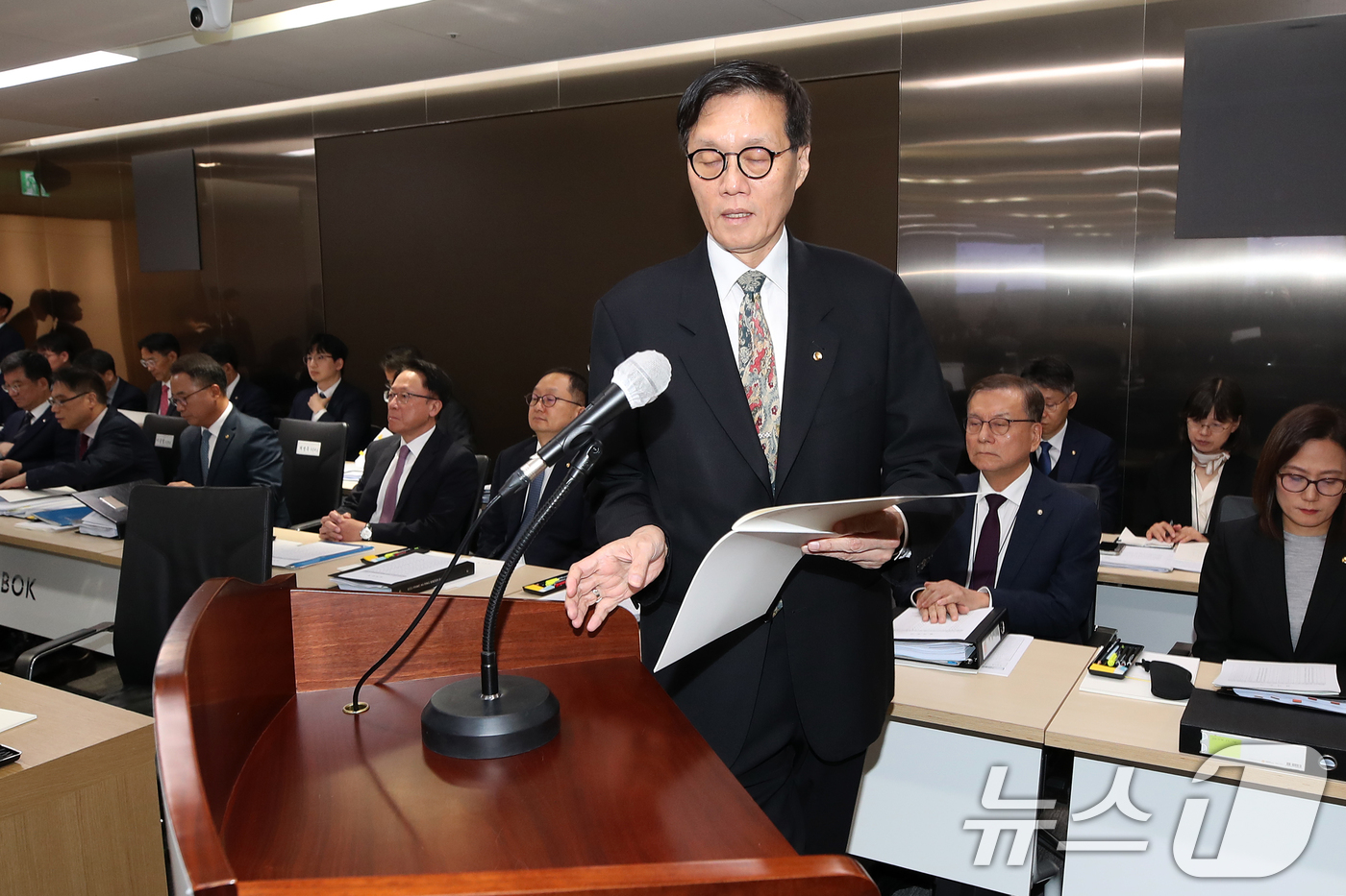 (서울=뉴스1) 오대일 기자 = 이창용 한국은행 총재가 14일 오전 서울 중구 한국은행 본점에서 열린 기획재정위원회의 한국은행에 대한 국정감사에서 업무 보고를 위해 단상으로 나오고 …