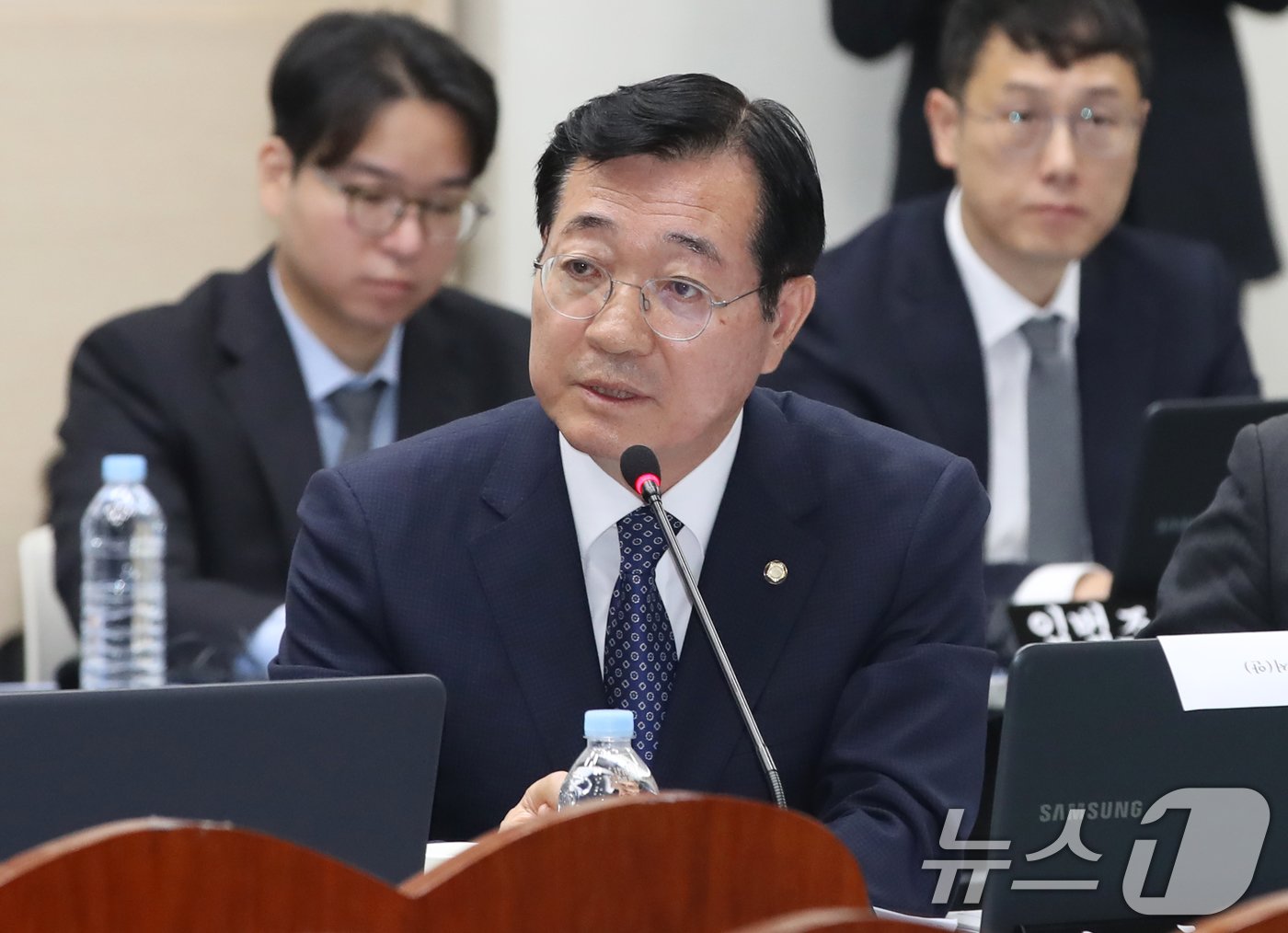 본문 이미지 - 민홍철 더불어민주당 의원이 14일 오전 부산 연제구 부산시청에서 열린 국회 국토교통위원회의 부산시에 대한 국정감사에서 질의하고 있다. 2024.10.14/뉴스1 ⓒ News1 윤일지 기자