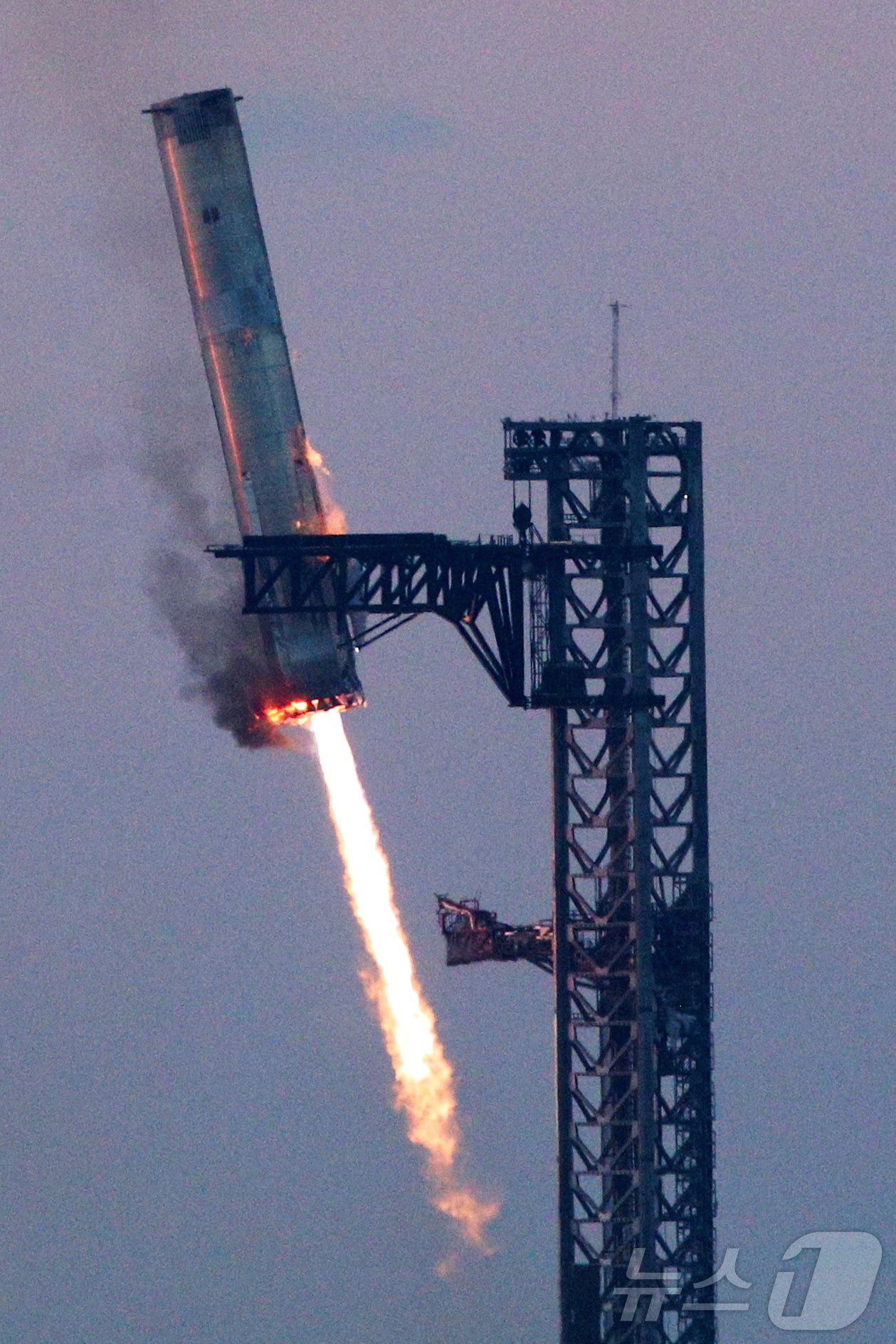 본문 이미지 - 지난달 13일 (현지시간) 스페이스X의 차세대 우주선 스타십이 텍사스주 보카치카 해변의 우주발사시설 스타베이스서 다섯 번째 시험 발사에 성공해 슈퍼헤비가 수직 착륙을 하고 있다. 2024.10.14 ⓒ 로이터=뉴스1 ⓒ News1 우동명 기자