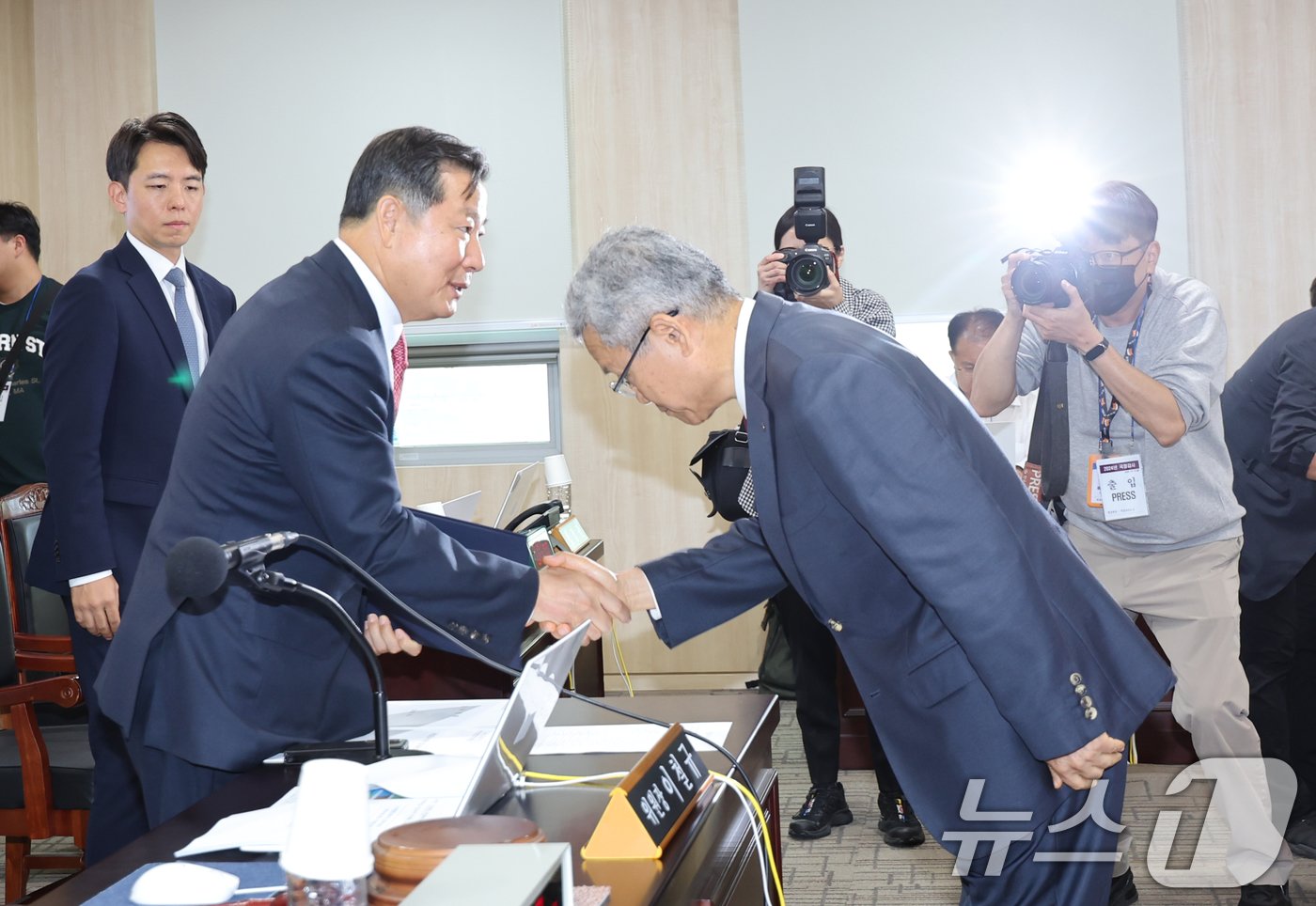 본문 이미지 - 김동철 한국전력공사 사장이 14일 전남 나주빛가람혁신도시 한국전력공사 본사에서 열린 산업통산자원중소벤처기업위원회 국정감사에서 이철규위원장에서 증인선서문을 전달하고 있다. 2024.10.14/뉴스1 ⓒ News1 김태성 기자