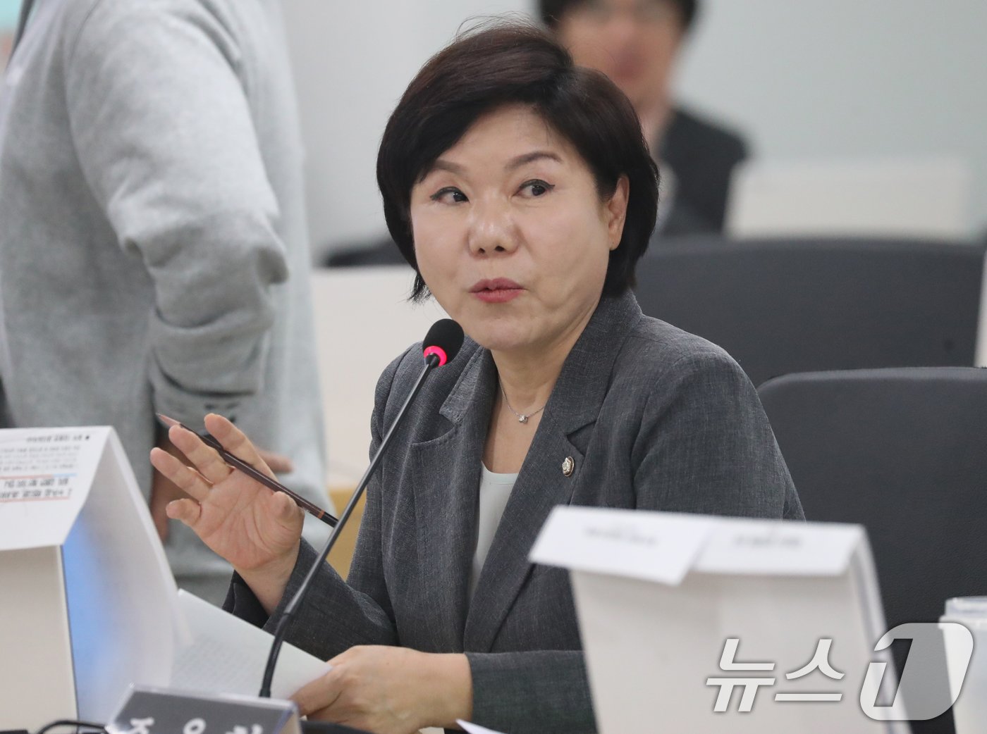 본문 이미지 - 조은희 국민의힘 의원이 14일 오후 경기 수원시 영통구 경기도청에서 열린 국회 행정안전위원회의 경기도에 대한 국정감사에서 질의를 하고 있다. 2024.10.14/뉴스1 ⓒ News1 김영운 기자
