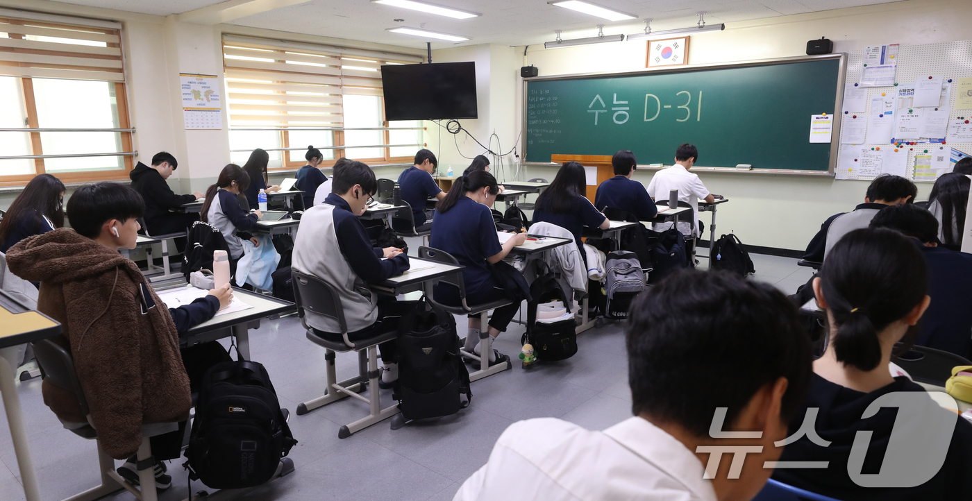 (수원=뉴스1) 김영운 기자 = 2025학년도 대학수학능력시험을 한 달 앞둔 14일 경기 수원시 권선구 효원고등학교에서 고3 수험생들이 자율학습을 하고 있다. 2024.10.14/ …