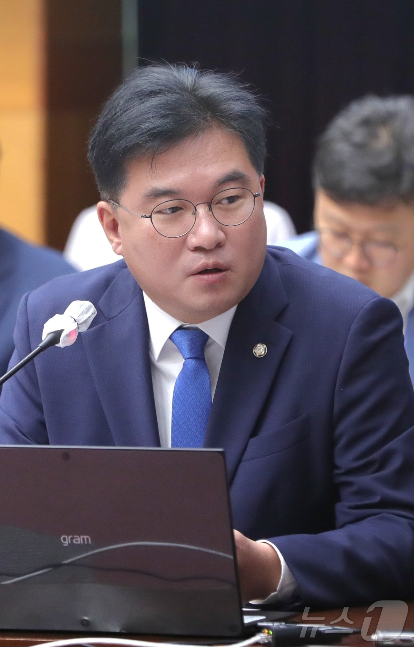 본문 이미지 - 정준호 더불어민주당 국회의원이 14일 전북자치도 전주시 전북도청 대회의실에서 열린 국회 국토교통위원회의 전북특별자치도청에 대한 국정감사에서 질의를 하고 있다. 2024.10.14/뉴스1 ⓒ News1 유경석 기자