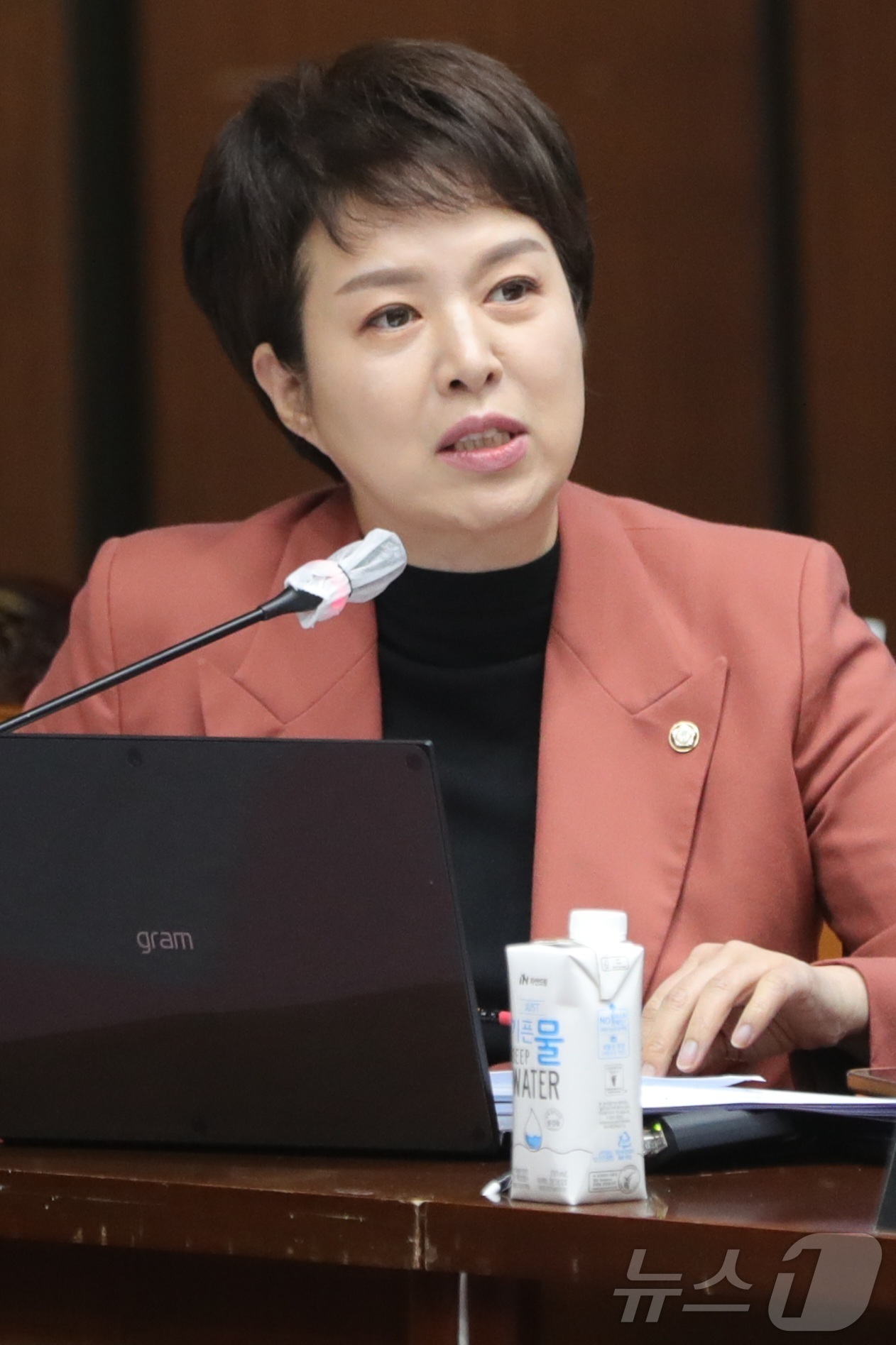 (전주=뉴스1) 유경석 기자 = 김은혜 국민의힘 국회의원이 14일 전북자치도 전주시 전북도청 대회의실에서 열린 국회 국토교통위원회의 전북특별자치도청에 대한 국정감사에서 질의를 하고 …