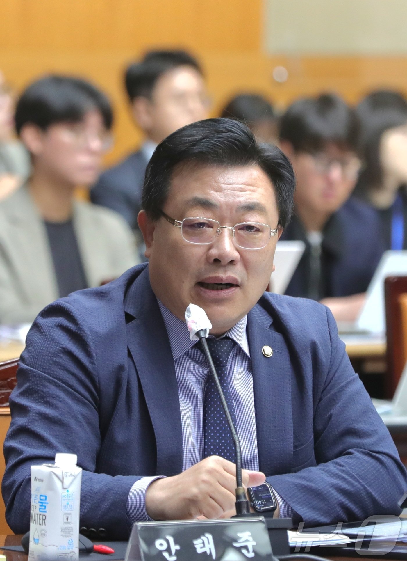 본문 이미지 - 안태준 더불어민주당 국회의원이 14일 전북자치도 전주시 전북도청 대회의실에서 열린 국회 국토교통위원회의 전북특별자치도청에 대한 국정감사에서 질의를 하고 있다. 2024.10.14/뉴스1 ⓒ News1 유경석 기자