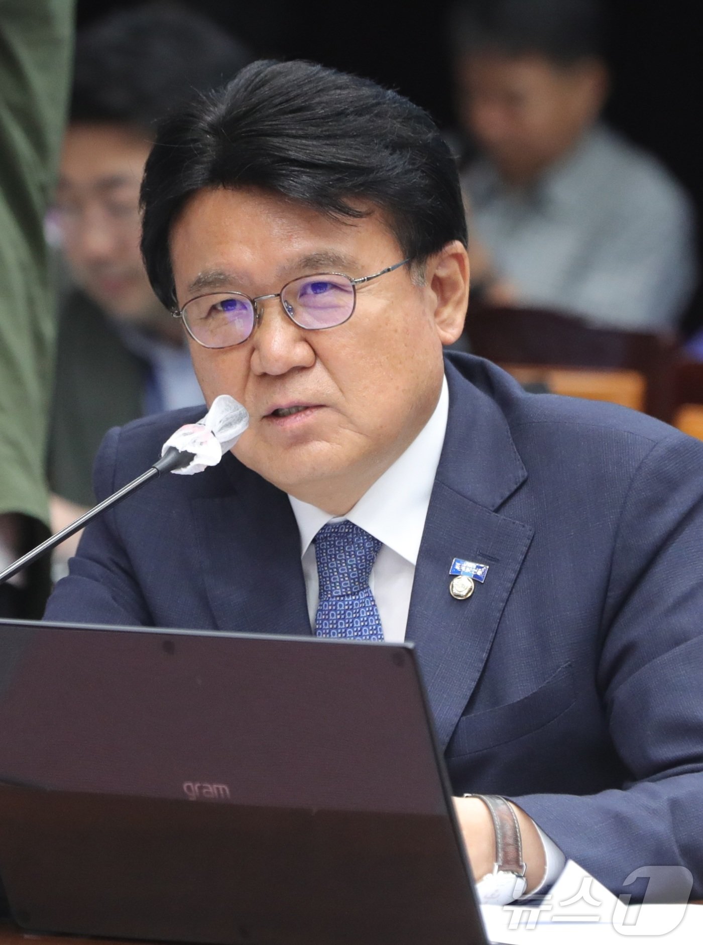 본문 이미지 - 황운하 조국혁신당 국회의원이 14일 전북자치도 전주시 전북도청 대회의실에서 열린 국회 국토교통위원회의 전북특별자치도청에 대한 국정감사에서 질의를 하고 있다. 2024.10.14/뉴스1 ⓒ News1 유경석 기자