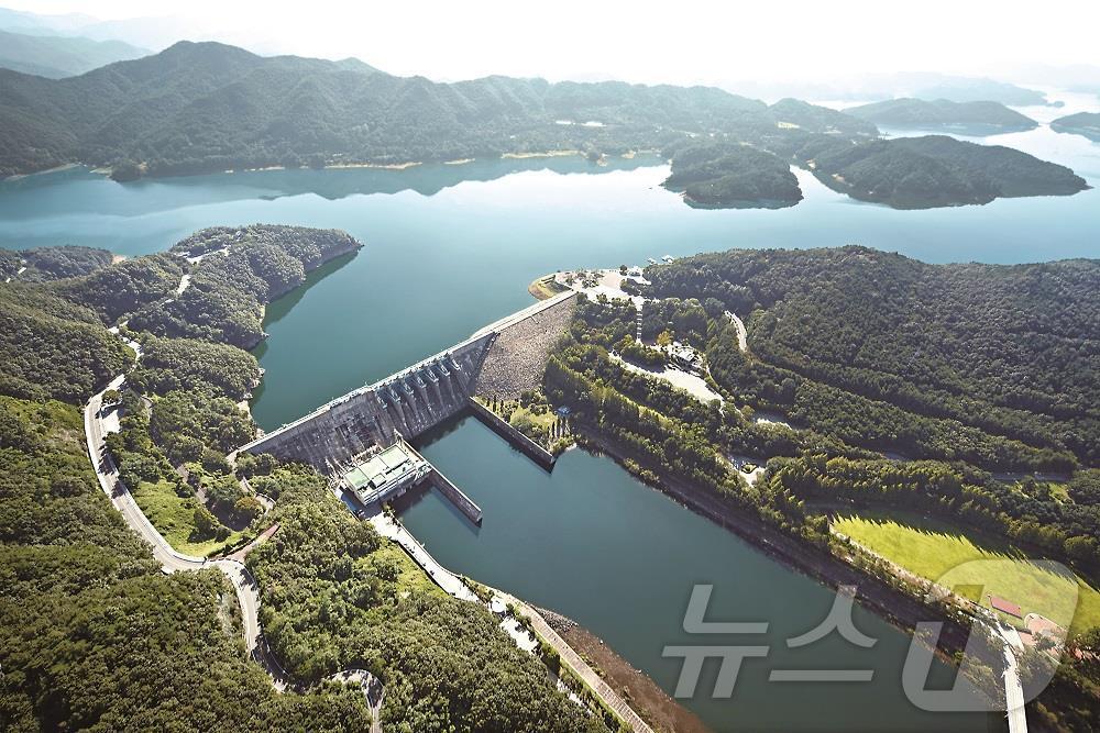 본문 이미지 - 대청댐 건설로 만들어진 국내 최장의 인공호인 대청호는 시민들이 사랑하는 대전의 대표 관광자원이 되었다.(사진은 대청댐의 오늘날 모습)(한국수자원공사 제공)/뉴스1 