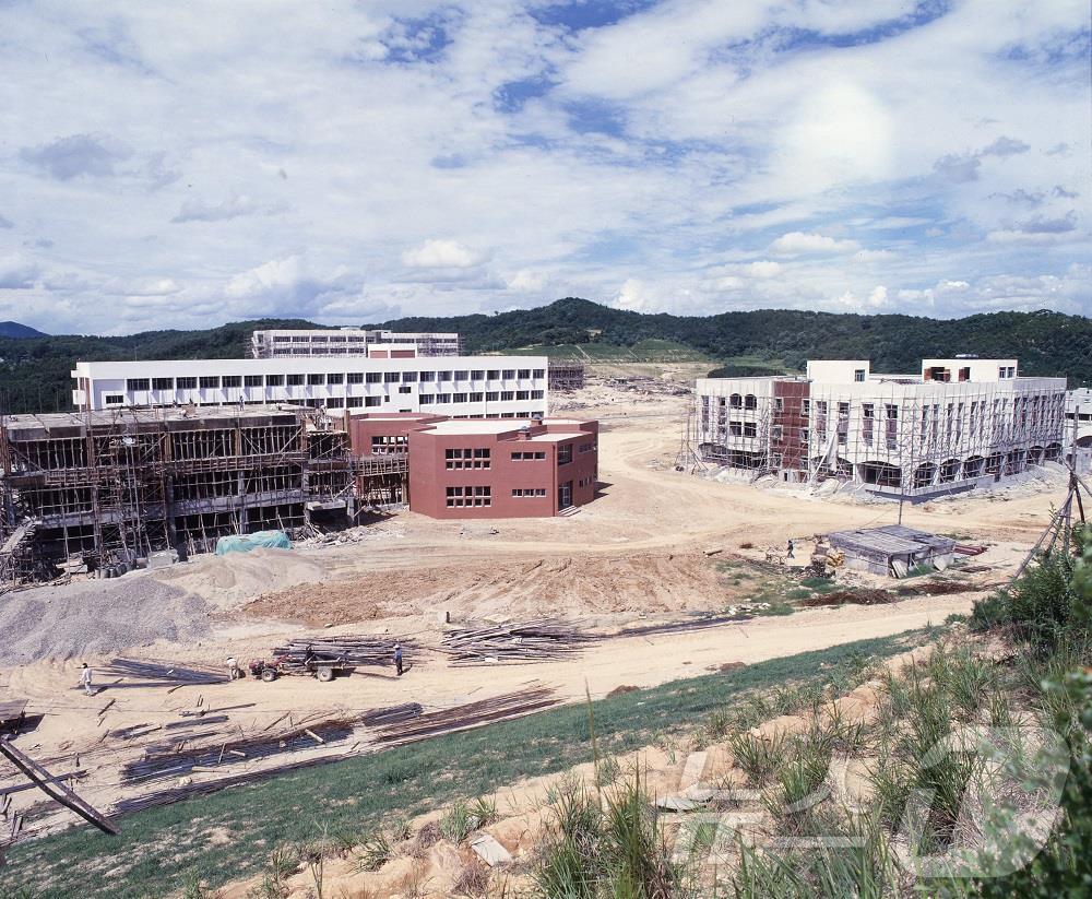 본문 이미지 - 한국수자원공사는 1978년부터 1985년까지 대덕연구단지(대덕연구개발특구) 조성에 참여하며 ‘과학도시 대전’의 정체성을 만들었고, 충남대학교 부지 개발 등 오늘날의 도시 공간을 함께 구상하고 완성해 왔다.(사진은 충남대학교 신축 현장)(한국수자원공사 제공)/뉴스1 