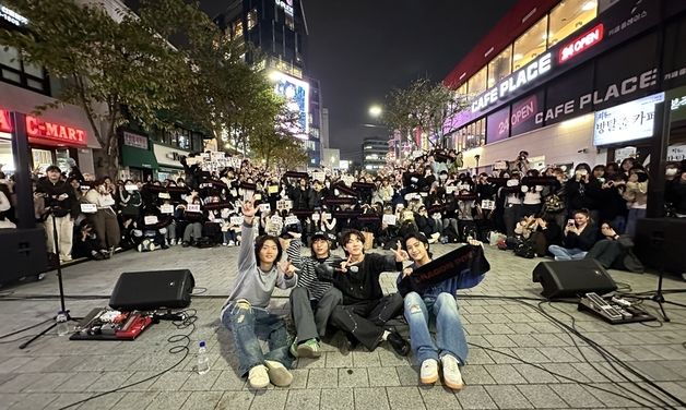 드래곤포니, 신촌부터 양양까지…팝업 버스킹 '성황'