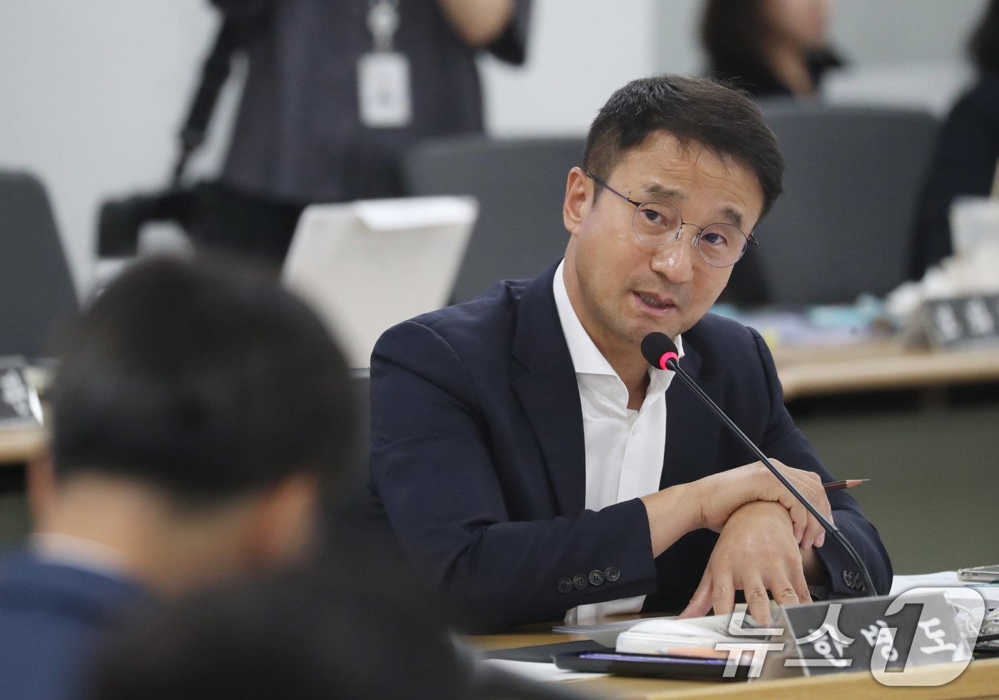 본문 이미지 - 한병도 더불어민주당 의원이 14일 오후 경기 수원시 영통구 경기도청에서 열린 국회 행정안전위원회의 경기도에 대한 국정감사에서 질의를 하고 있다. 2024.10.14/뉴스1 ⓒ News1 김영운 기자