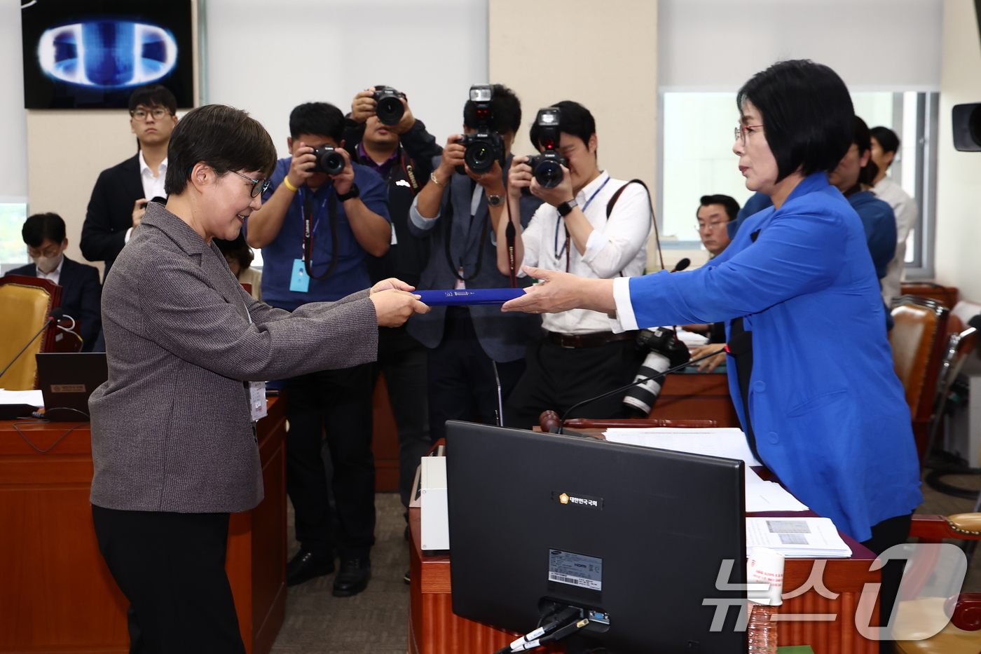 (서울=뉴스1) 김민지 기자 = 권태선 방송문화진흥회 이사장이 14일 오후 서울 여의도 과학기술정보방송통신위원회에서 열린 한국방송공사(KBS)·한국교육방송공사(EBS)·방송문화진흥 …