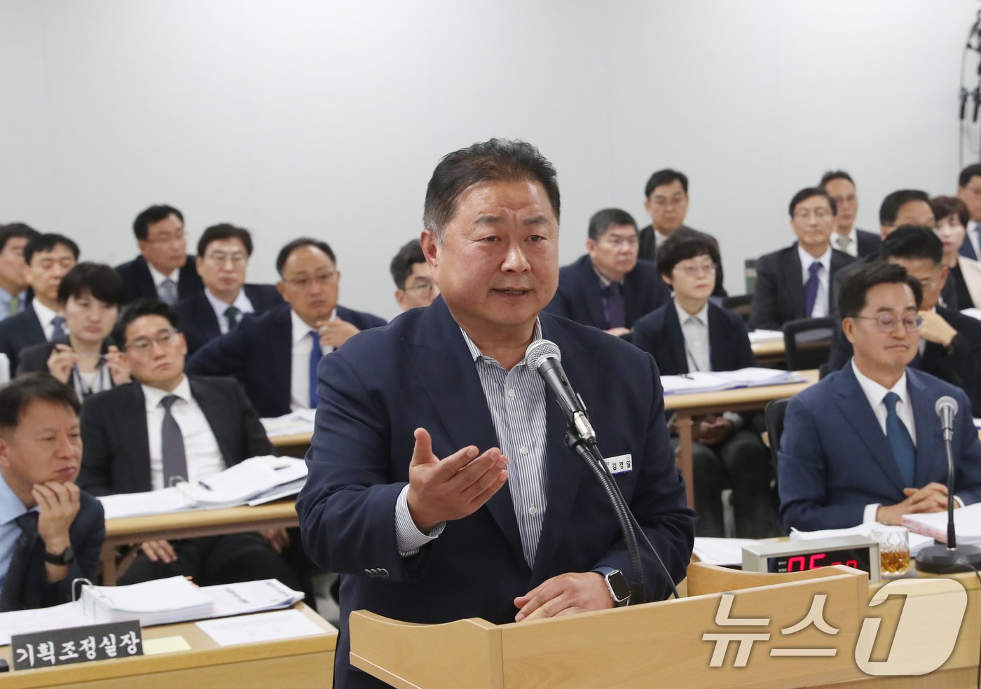 본문 이미지 - 김경일 파주시장이 14일 오후 경기 수원시 영통구 경기도청에서 열린 국회 행정안전위원회의 경기도에 대한 국정감사에서 발언을 하고 있다. 2024.10.14/뉴스1 ⓒ News1 김영운 기자