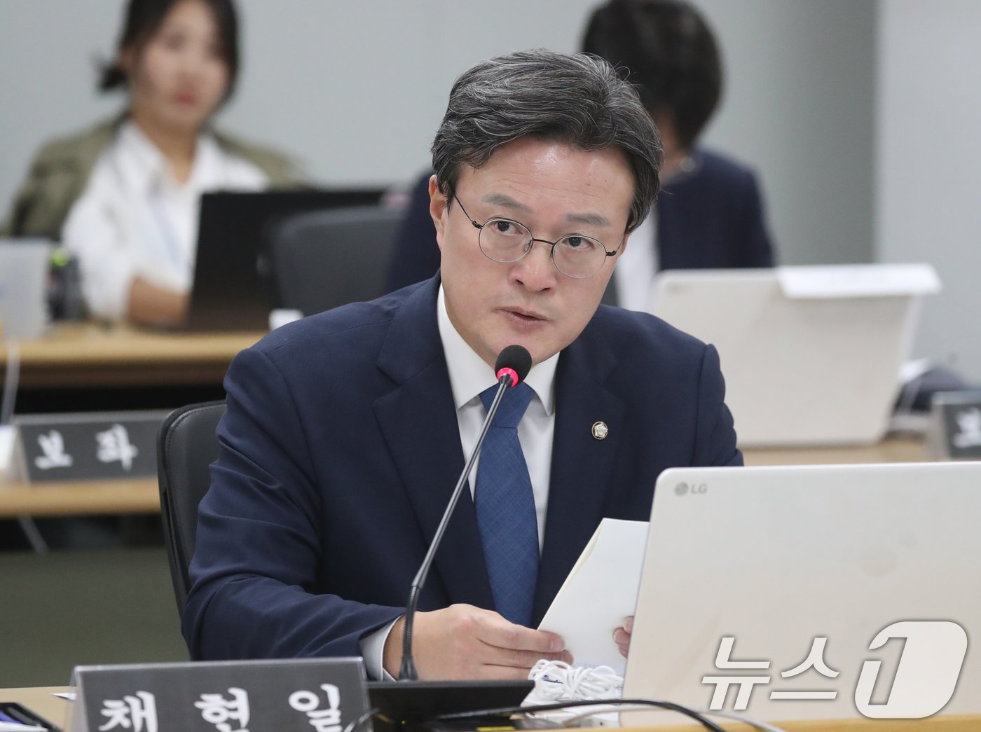 본문 이미지 - 채현일 더불어민주당 의원이 14일 오후 경기 수원시 영통구 경기도청에서 열린 국회 행정안전위원회의 경기도에 대한 국정감사에서 질의를 하고 있다. 2024.10.14/뉴스1 ⓒ News1 김영운 기자