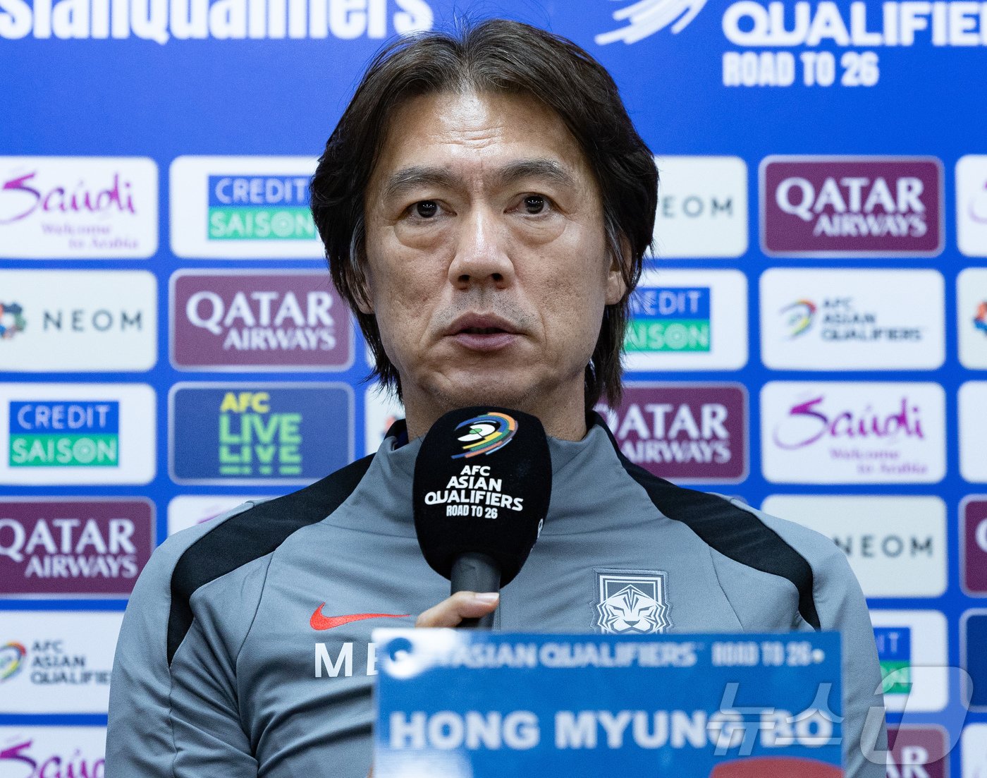 홍명보 대한민국 축구대표팀 감독이 14일 오후 경기도 용인시 처인구 용인미르스타디움에서 2026 국제축구연맹&#40;FIFA&#41; 북중미 월드컵 아시아 3차 예선 경기를 앞두고 열린 공식 기자회견에서 각오를 밝히고 있다. 축구대표팀은 오는 15일 이라크와 경기를 치른다. 2024.10.14/뉴스1 ⓒ News1 이재명 기자