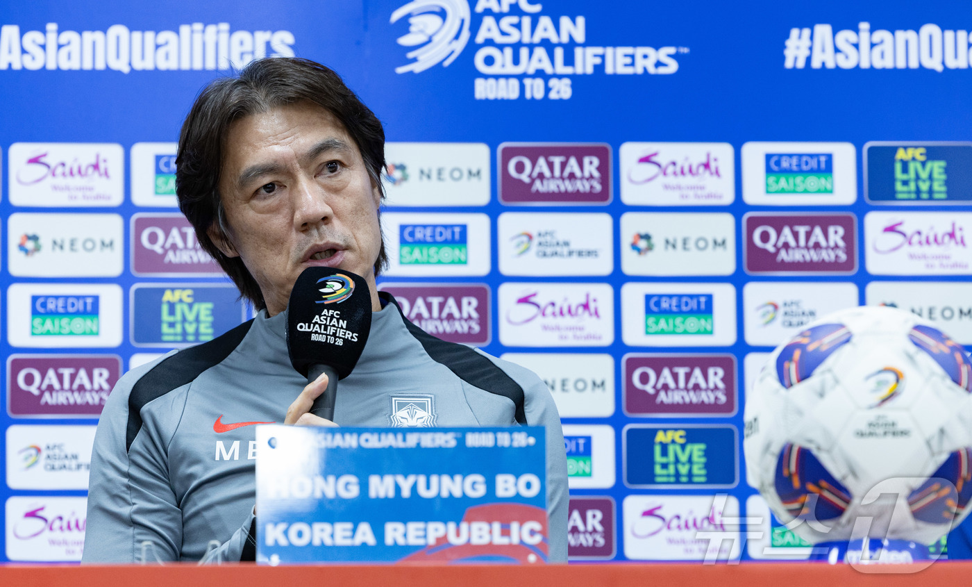 (용인=뉴스1) 이재명 기자 = 홍명보 대한민국 축구대표팀 감독이 14일 오후 경기도 용인시 처인구 용인미르스타디움에서 2026 국제축구연맹(FIFA) 북중미 월드컵 아시아 3차 …