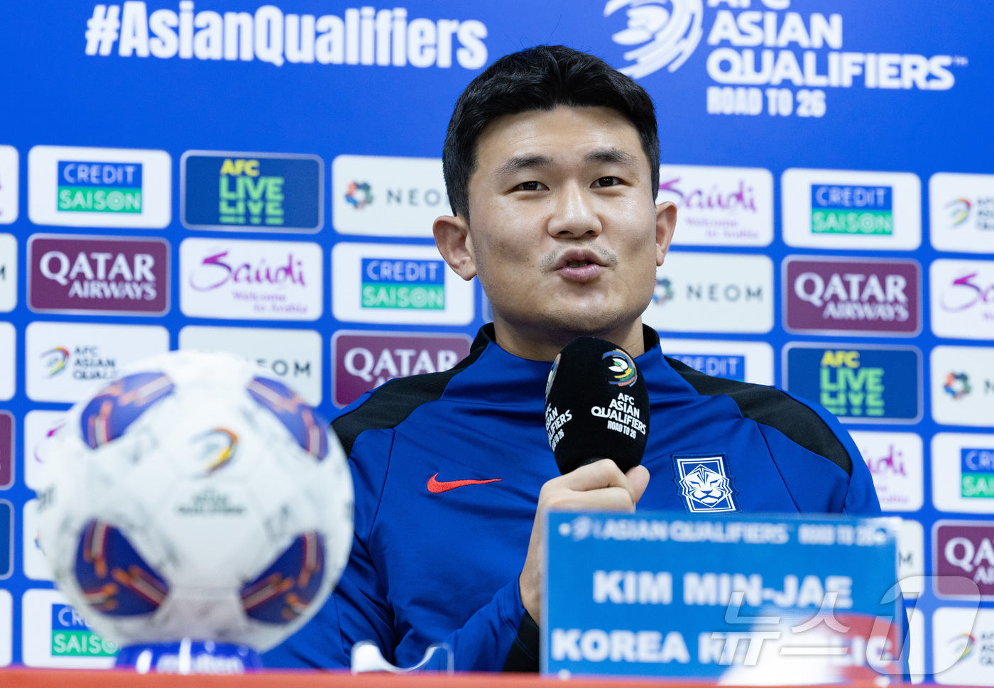 (용인=뉴스1) 이재명 기자 = 대한민국 축구대표팀 주장 김민재 선수가 14일 오후 경기도 용인시 처인구 용인미르스타디움에서 2026 국제축구연맹(FIFA) 북중미 월드컵 아시아 …