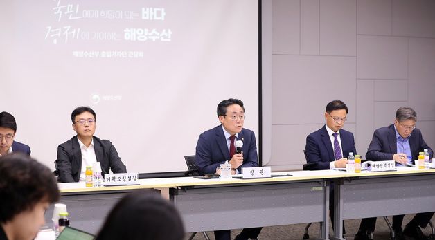 출입기자단과 해양수산 의견 나누는 강도형 해수부 장관