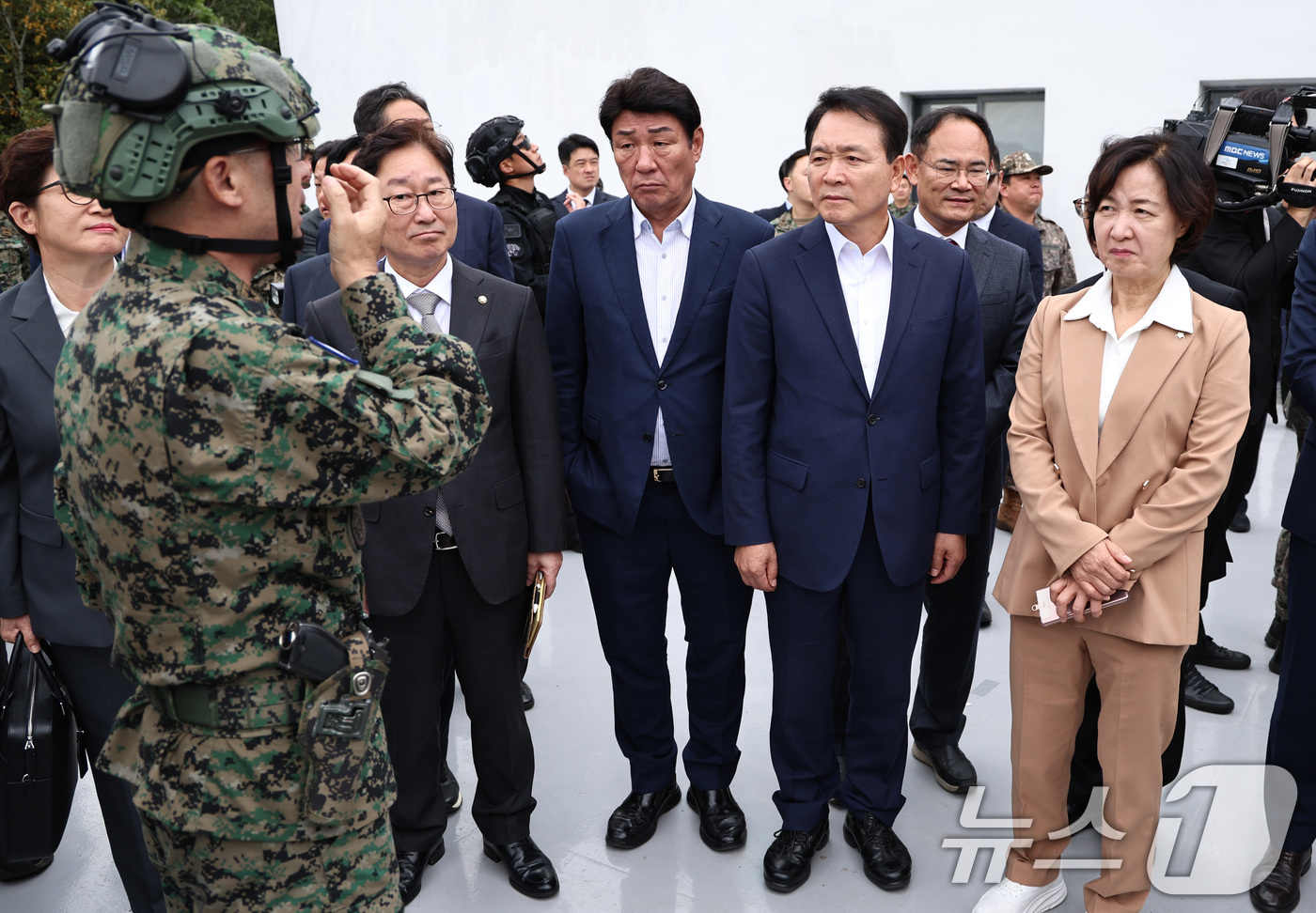 (광주=뉴스1) 구윤성 기자 = 국정감사 현장시찰을 나선 성일종 위원장을 비롯한 국회 국방위원회 소속 의원들이 14일 오후 경기 광주시 육군 특전사 훈련장에서 특전사 장비에 대한 …