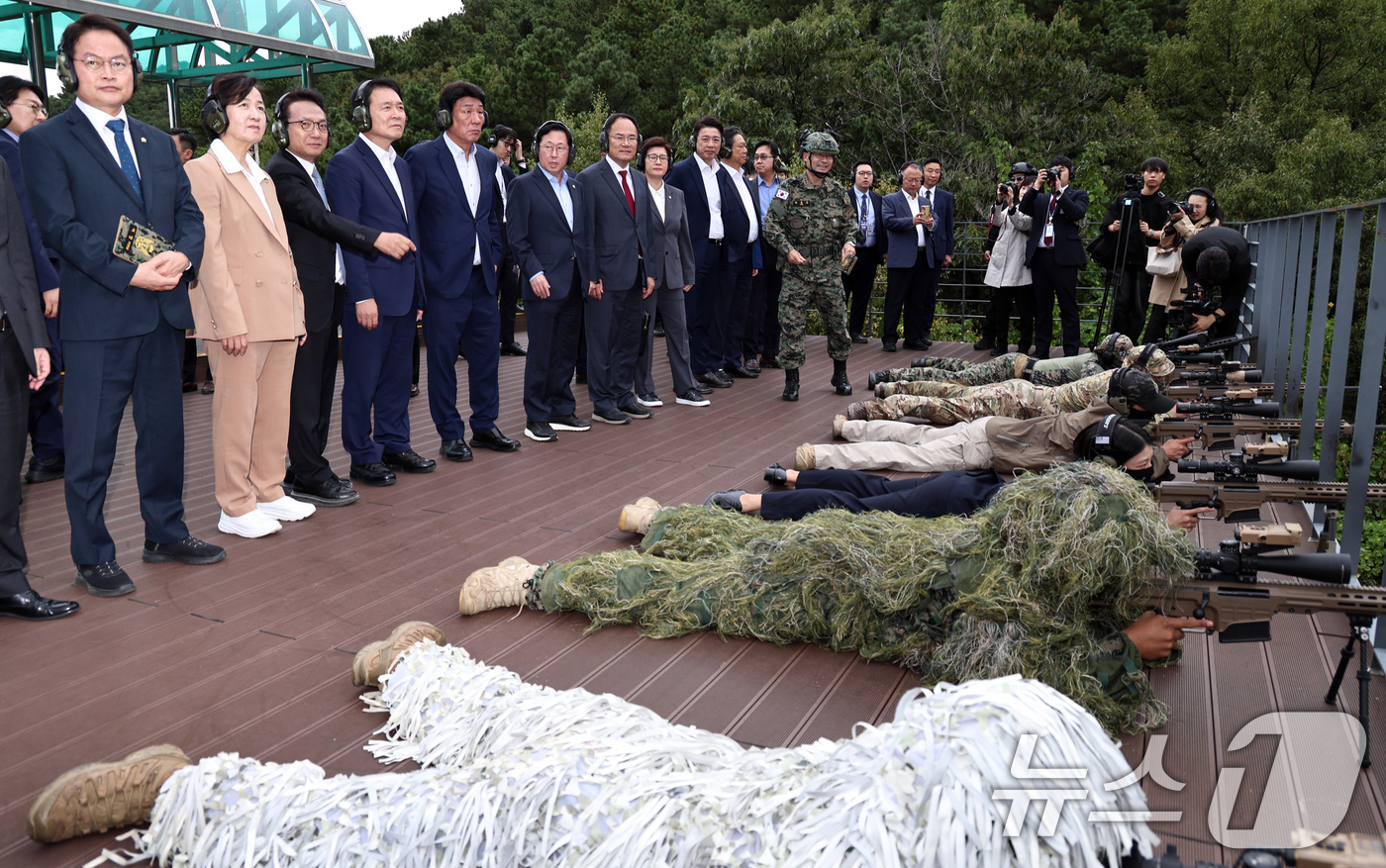 (광주=뉴스1) 구윤성 기자 = 국정감사 현장시찰을 나선 성일종 위원장을 비롯한 국회 국방위원회 소속 의원들이 14일 오후 경기 광주시 육군 특전사 훈련장에서 특전사 장병들의 훈련 …