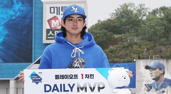 '1차전 데일리 MVP' 구자욱, 뒤늦은 기념 촬영