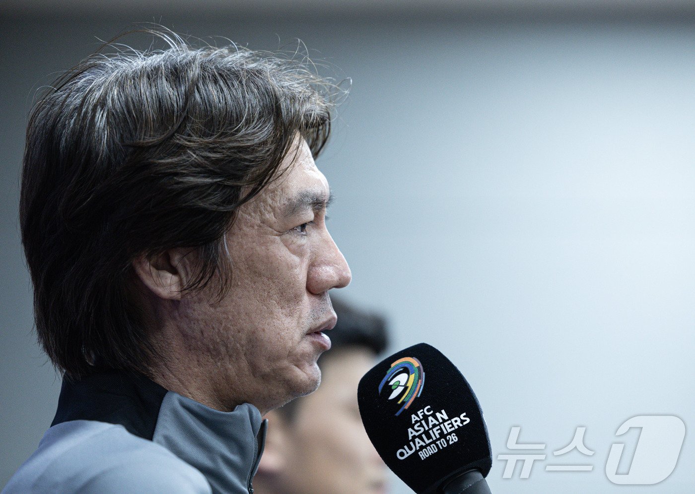 본문 이미지 - 홍명보 대한민국 축구대표팀 감독이 14일 오후 경기도 용인시 처인구 용인미르스타디움에서 2026 국제축구연맹(FIFA) 북중미 월드컵 아시아 3차 예선 경기를 앞두고 열린 공식 기자회견에서 각오를 밝히고 있다. 축구대표팀은 오는 15일 이라크와 경기를 치른다. 2024.10.14/뉴스1 ⓒ News1 이재명 기자