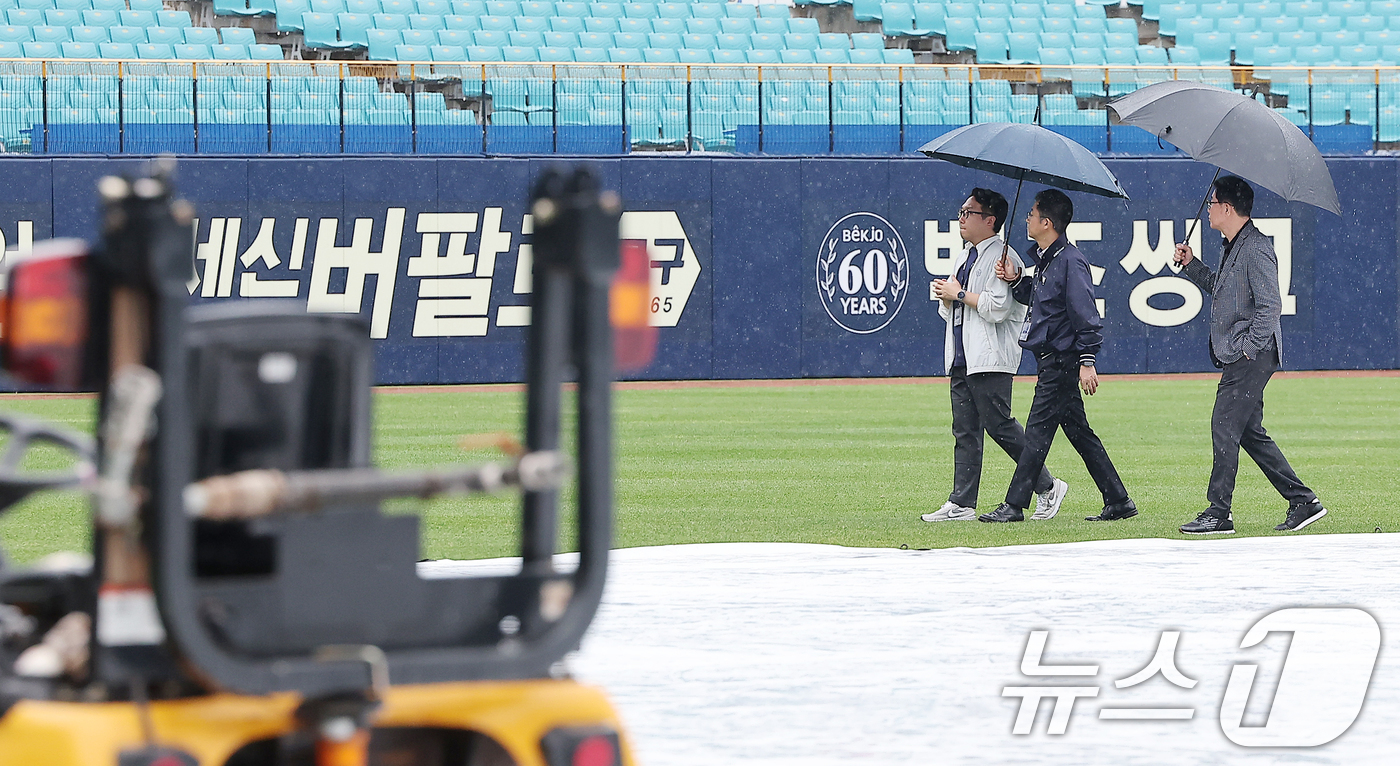 (대구=뉴스1) 김진환 기자 = 박근찬 한국야구위원회(KBO) 사무총장과 김시진 경기감독관(오른쪽)이 14일 오후 대구 삼성라이온즈파크에서 열리는 프로야구 '2024 신한 SOL …