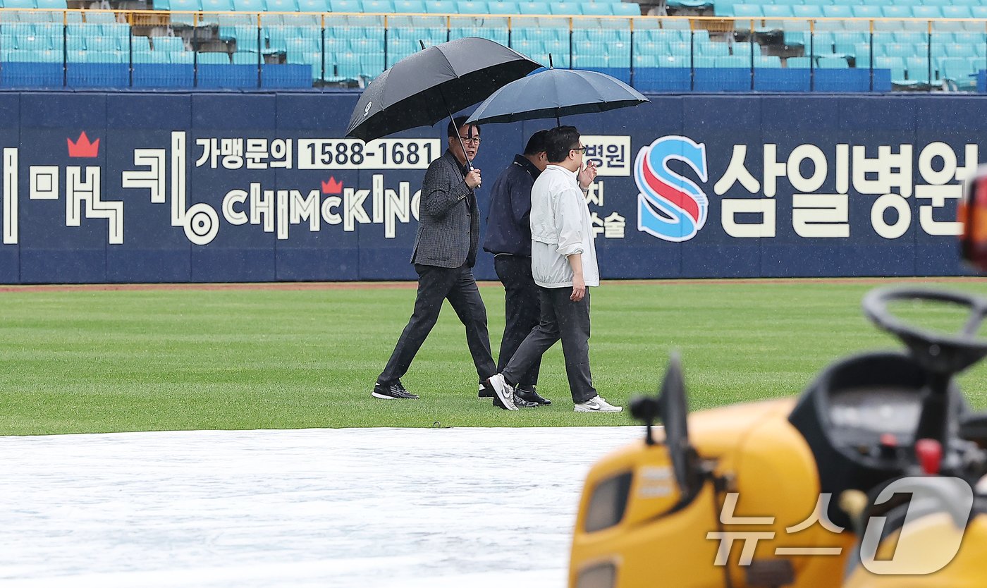 본문 이미지 - 김시진 KBO 경기감독관이 14일 오후 대구 삼성라이온즈파크에서 열리는 프로야구 '2024 신한 SOL 뱅크 KBO 포스트시즌' 플레이오프 2차전 LG 트윈스와 삼성 라이온즈의 경기를 앞두고 그라운드 상태를 살피고 있다. 2024.10.14/뉴스1 ⓒ News1 김진환 기자