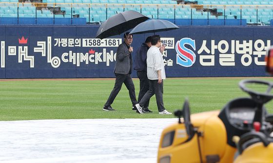 [속보] 대구에 쏟아지는 많은 비…삼성-LG PO 2차전, 결국 내일로