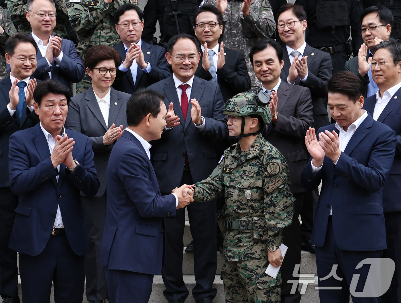 (광주=뉴스1) 구윤성 기자 = 성일종 국회 국방위원장이 14일 오후 국정감사 현장시찰을 위해 경기 광주시 육군 특전사 훈련장을 찾아 곽종근 특수전사령관에게 성금을 전달하고 있다. …