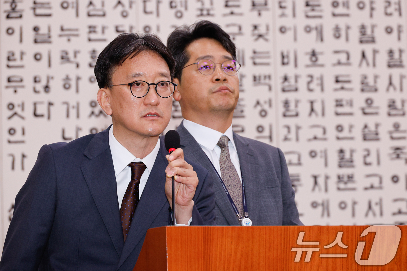 (서울=뉴스1) 안은나 기자 = 송창진 고위공직자범죄수사처 수사2부장(왼쪽), 박석일 3부장이 14일 오후 서울 여의도 국회 법제사법위원회에서 열린 공수처 국정감사에서 유상범 국민 …