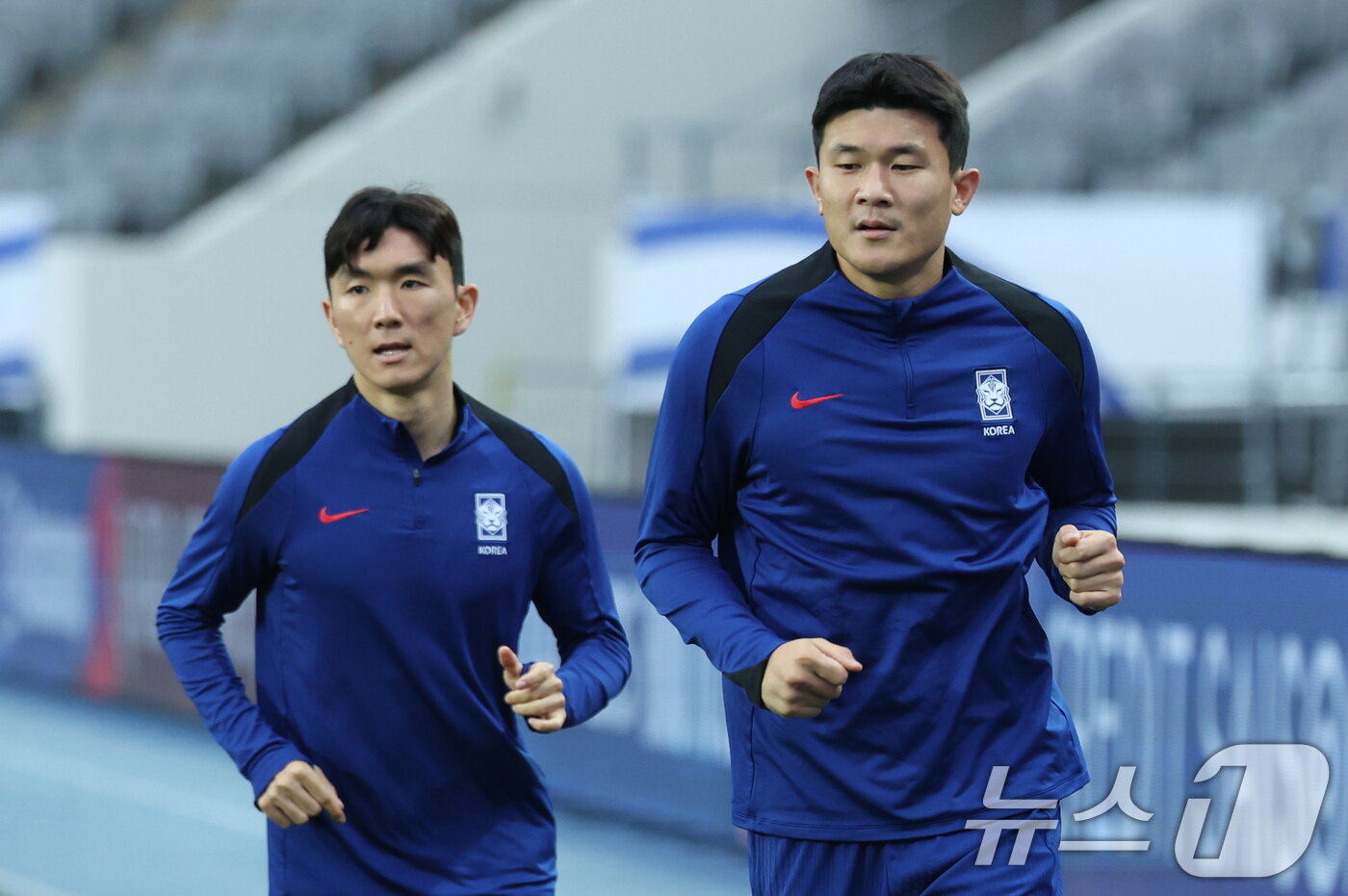 본문 이미지 - 북중미 월드컵 아시아지역 예선 이라크 전을 앞둔 한국 축구 국가대표팀이 14일 오후 경기도 용인미르스타디움에서 러닝훈련하고 있다. 사진은 황인범(왼쪽)과 김민재. 2024.10.14 ⓒ 뉴스1 이재명 기자