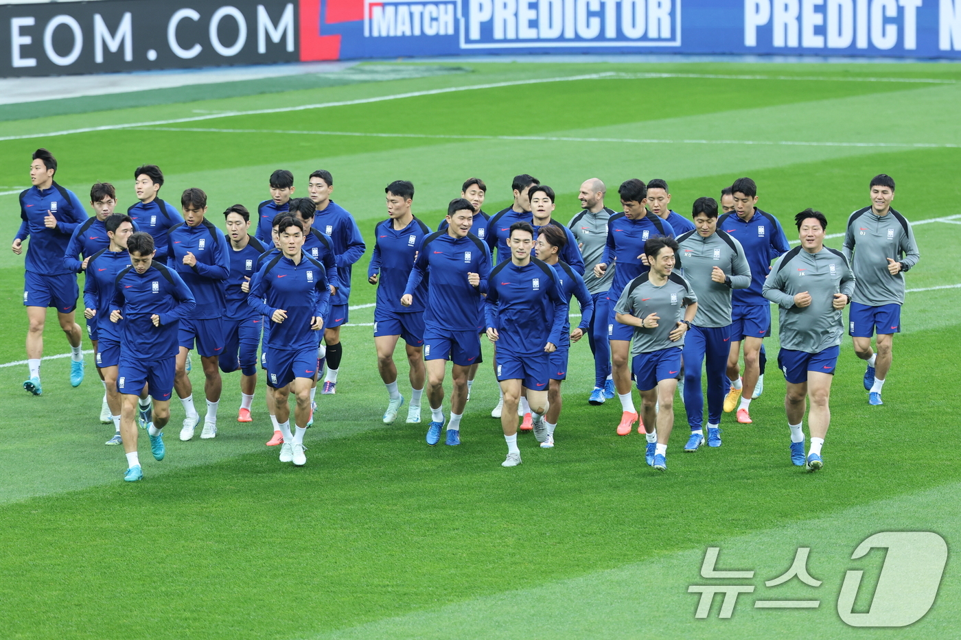 (서울=뉴스1) 이재명 기자 = 북중미 월드컵 아시아지역 예선 이라크 전을 앞둔 한국 축구 국가대표팀이 14일 오후  경기도 용인미르스타디움에서 러닝훈련하고 있다. 2024.10. …