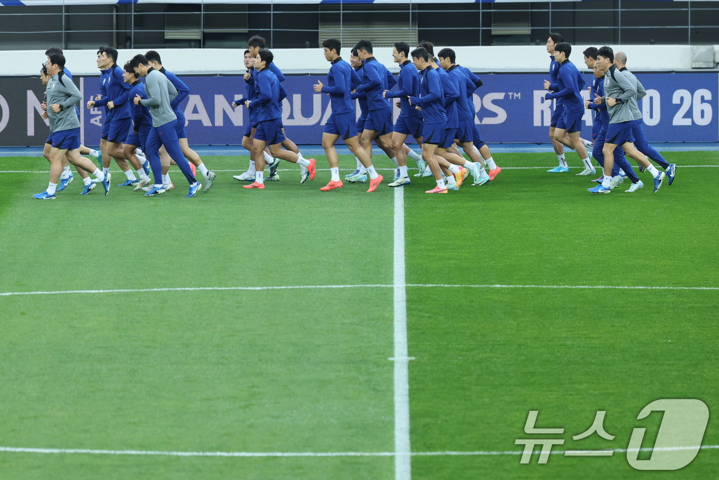 (용인=뉴스1) 이재명 기자 = 북중미 월드컵 아시아지역 예선 이라크 전을 앞둔 한국 축구 국가대표팀이 14일 오후  경기도 용인미르스타디움에서 러닝훈련하고 있다. 2024.10. …