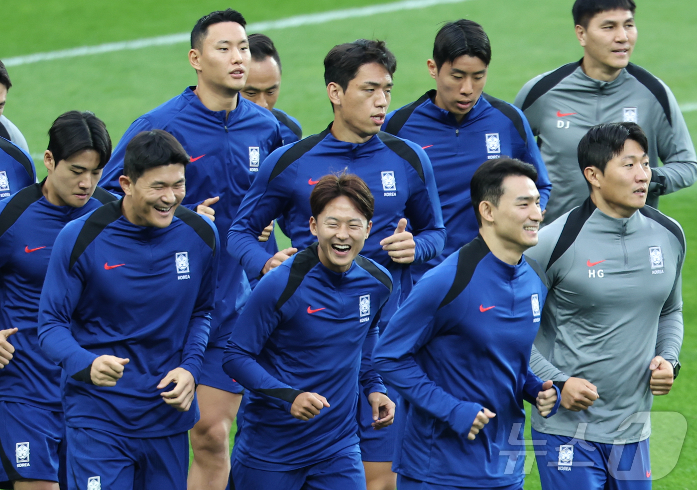 (용인=뉴스1) 이재명 기자 = 대한민국 축구대표팀 김민재와 이승우를 비롯한 선수들이 14일 오후 경기도 용인시 처인구 용인미르스타디움에서 2026 국제축구연맹(FIFA) 북중미 …