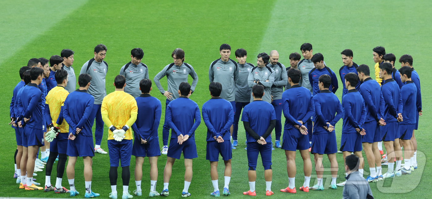 (용인=뉴스1) 이재명 기자 = 홍명보 대한민국 축구대표팀 감독이 14일 오후 경기도 용인시 처인구 용인미르스타디움에서 2026 국제축구연맹(FIFA) 북중미 월드컵 아시아 3차 …