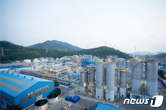 본문 이미지 -  롯데케미칼 여수공장 전경.(롯데케미칼 제공)2023.6.13/뉴스1 ⓒ News1 김동수 기자