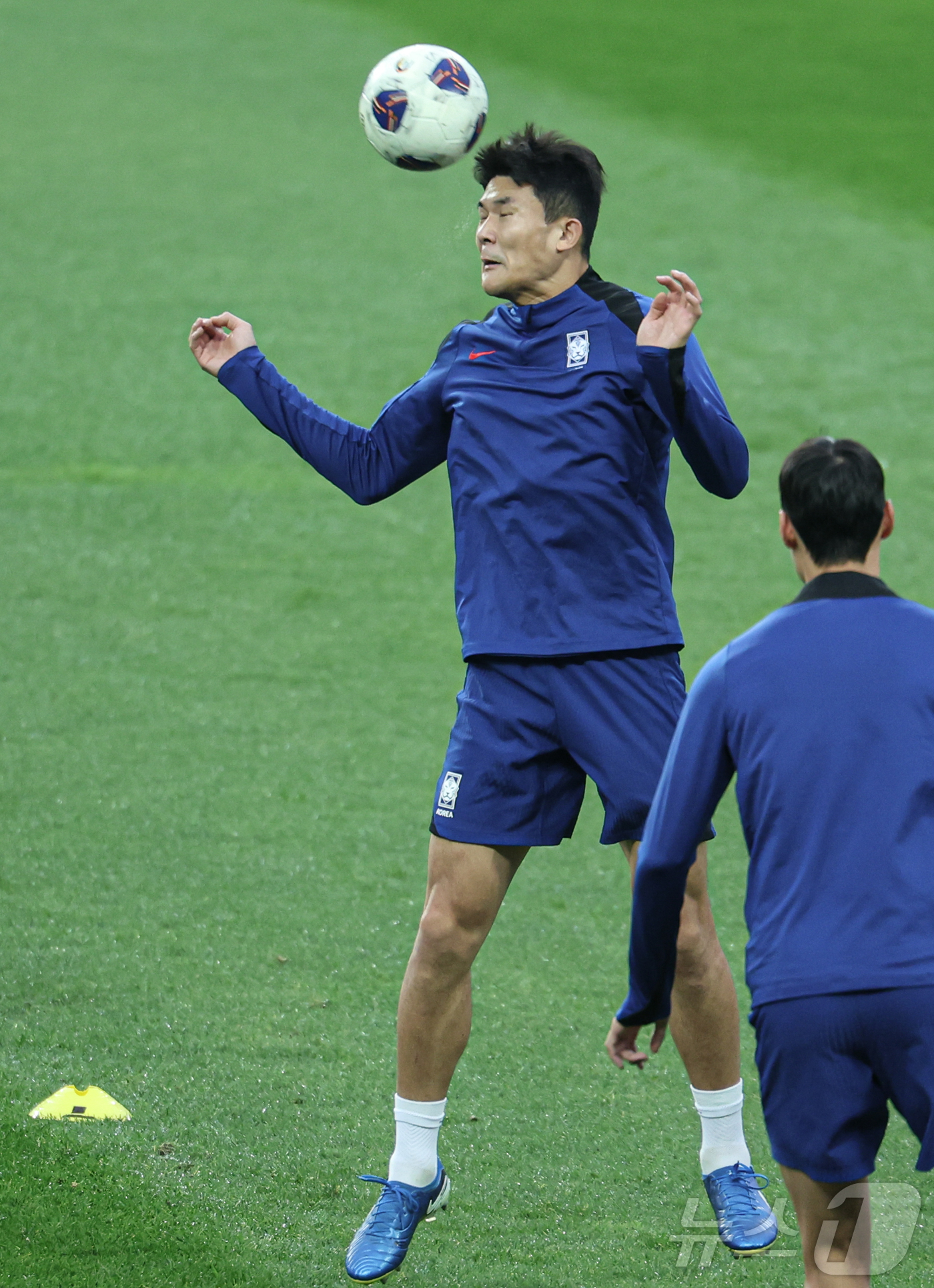 (용인=뉴스1) 이재명 기자 = 대한민국 축구대표팀 김민재가 14일 오후 경기도 용인시 처인구 용인미르스타디움에서 2026 국제축구연맹(FIFA) 북중미 월드컵 아시아 3차 예선 …