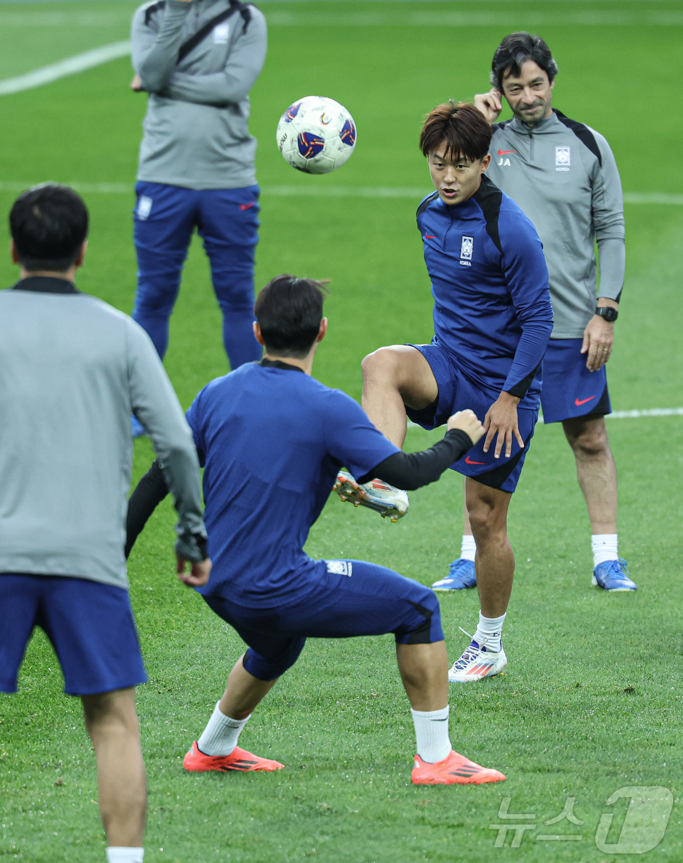 (용인=뉴스1) 이재명 기자 = 대한민국 축구대표팀 이승우가 14일 오후 경기도 용인시 처인구 용인미르스타디움에서 2026 국제축구연맹(FIFA) 북중미 월드컵 아시아 3차 예선 …