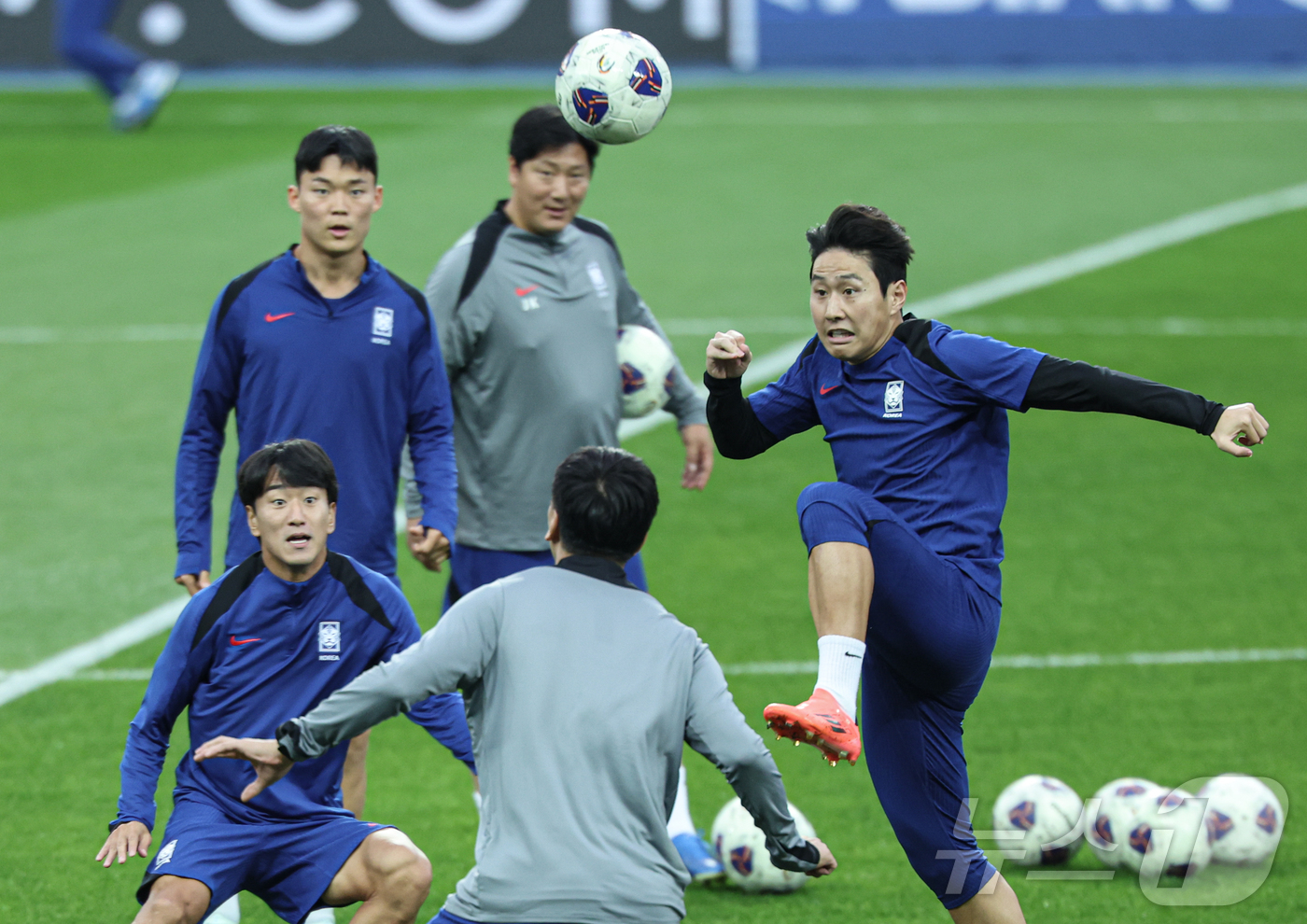 (용인=뉴스1) 이재명 기자 = 대한민국 축구대표팀 이강인이 14일 오후 경기도 용인시 처인구 용인미르스타디움에서 2026 국제축구연맹(FIFA) 북중미 월드컵 아시아 3차 예선 …