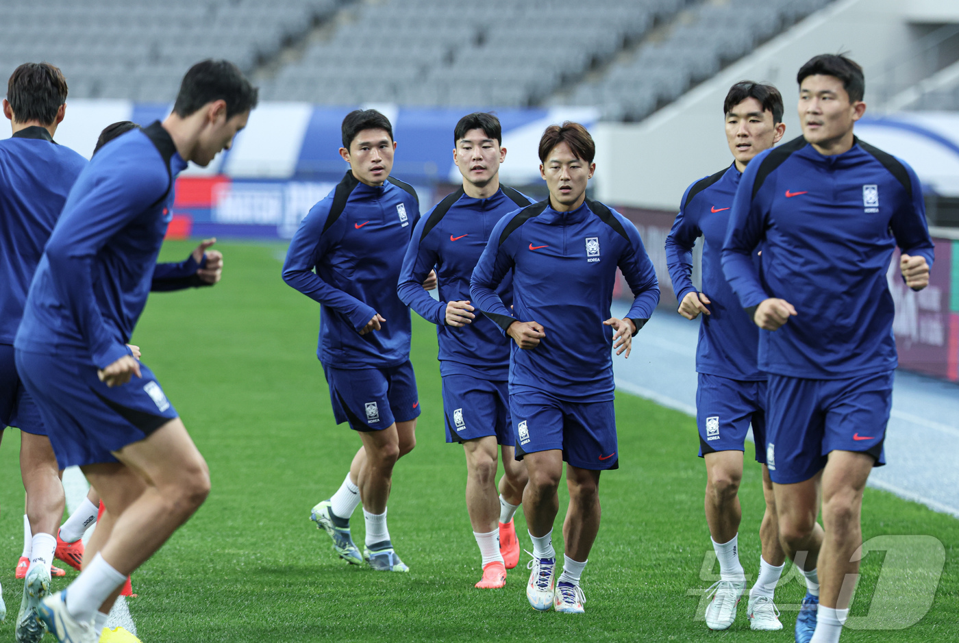 (용인=뉴스1) 이재명 기자 = 대한민국 축구대표팀 이승우를 비롯한 선수들이 14일 오후 경기도 용인시 처인구 용인미르스타디움에서 2026 국제축구연맹(FIFA) 북중미 월드컵 아 …