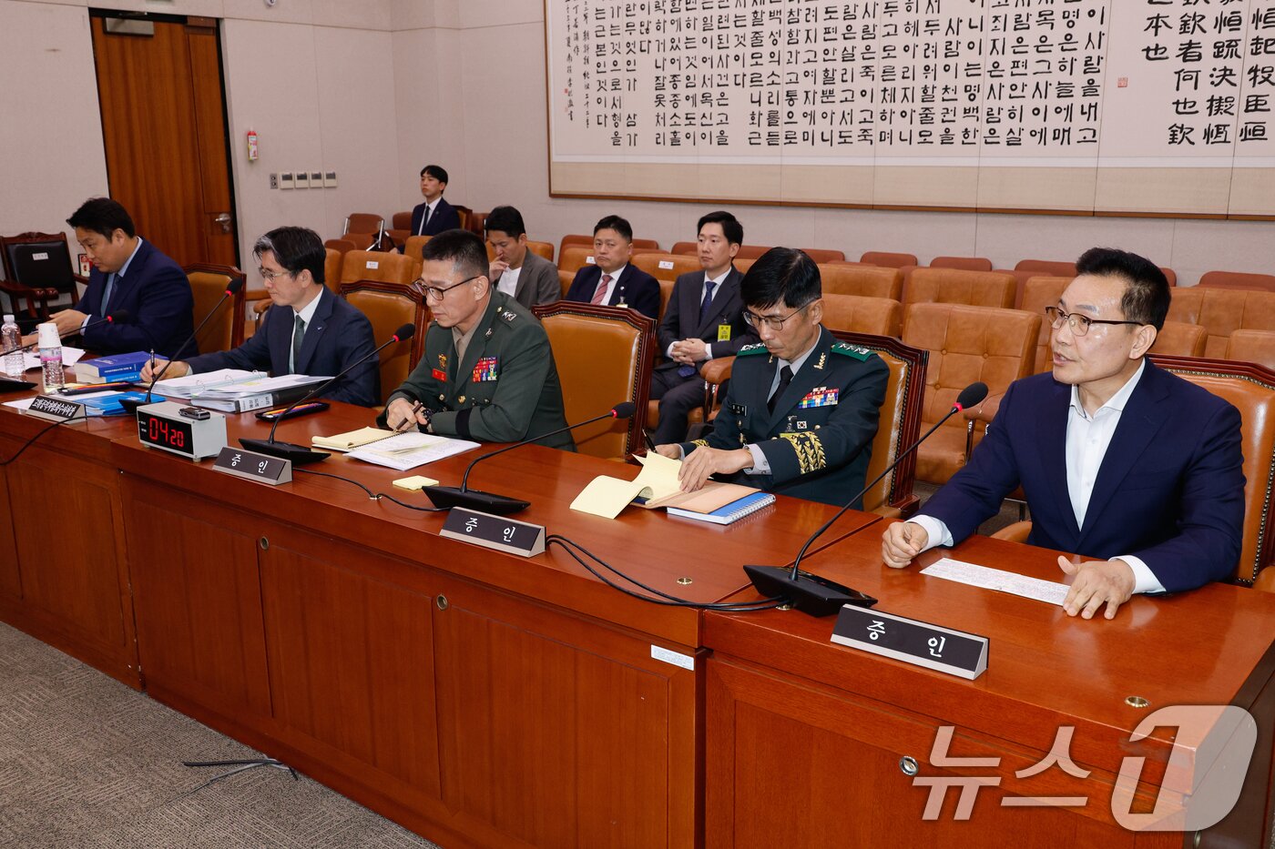 본문 이미지 - 앞줄 왼쪽부터 최택용 씨, 오동운 공수처장, 임성근 전 해병대 1사단장, 임기훈 국방대 총장, 송호종 씨. 2024.10.14/뉴스1 ⓒ News1 안은나 기자