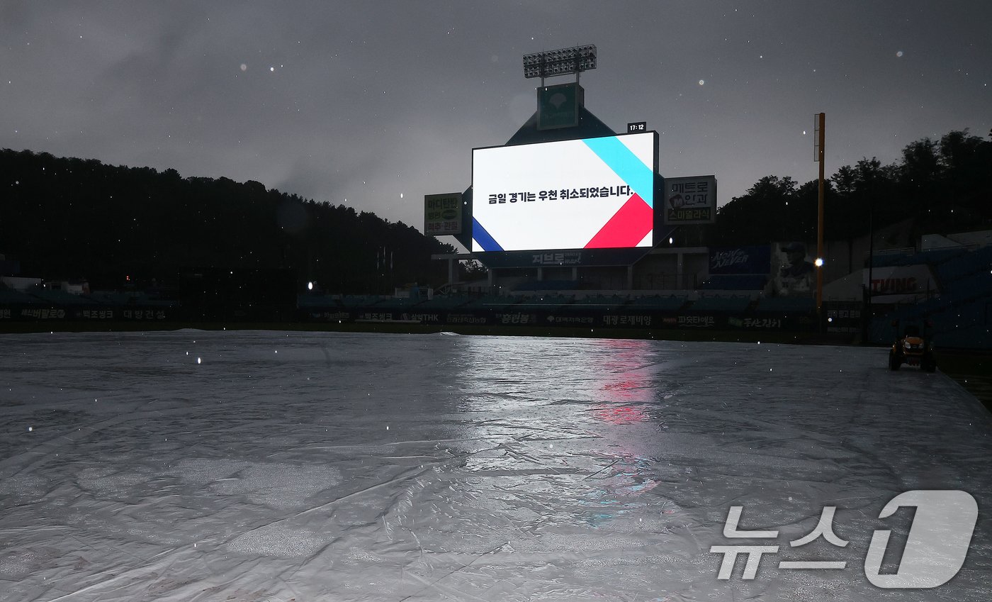 본문 이미지 - 14일 오후 대구 삼성라이온즈파크 전광판에 프로야구 '2024 신한 SOL 뱅크 KBO 포스트시즌' 플레이오프 2차전 LG 트윈스와 삼성 라이온즈의 경기 우천 취소 안내문이 송출되고 있다. 2024.10.14/뉴스1 ⓒ News1 김진환 기자