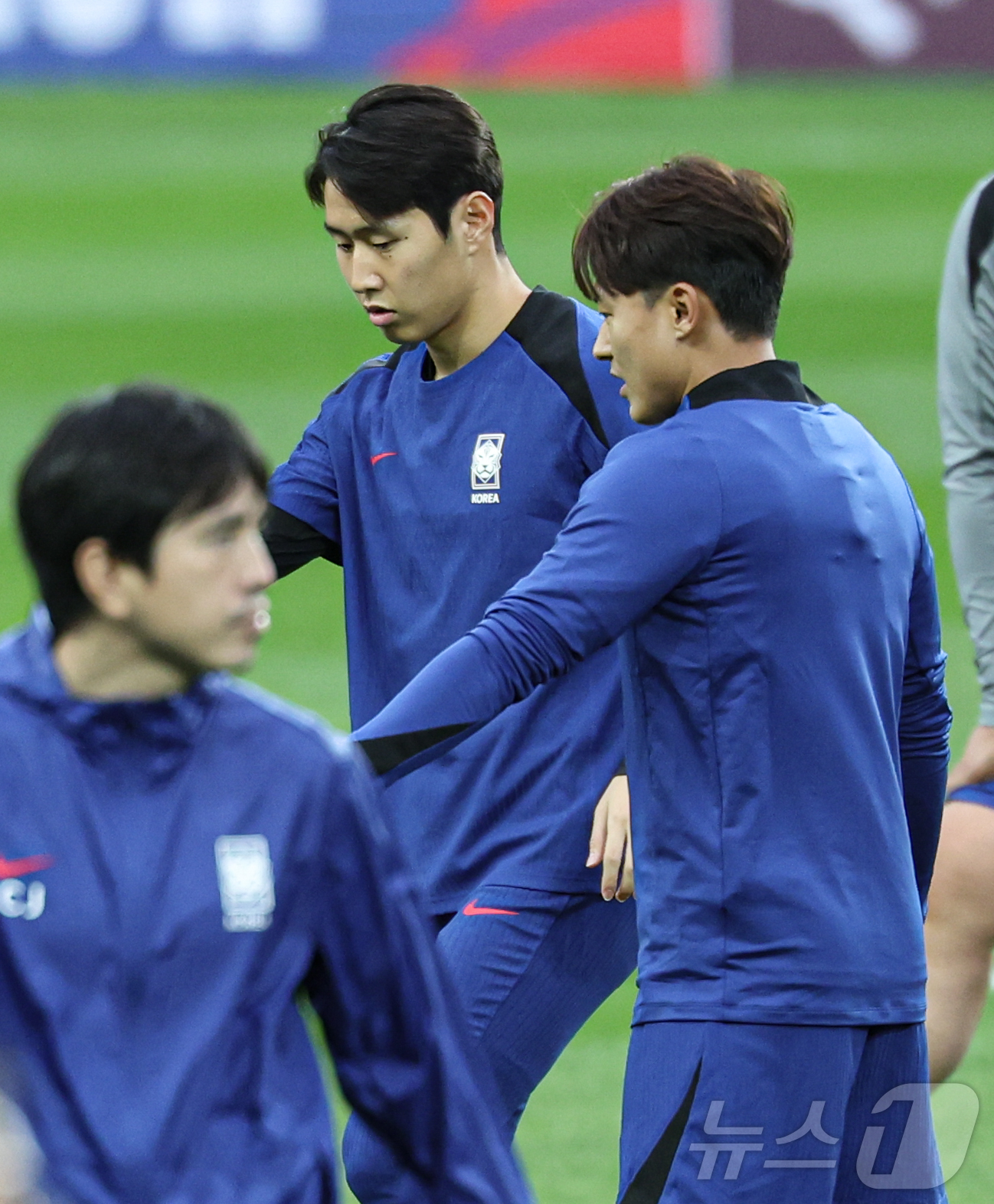 (용인=뉴스1) 이재명 기자 = 대한민국 축구대표팀 이강인과 이승우가 14일 오후 경기도 용인시 처인구 용인미르스타디움에서 2026 국제축구연맹(FIFA) 북중미 월드컵 아시아 3 …