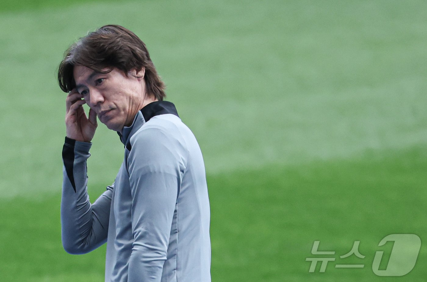 본문 이미지 - 홍명보 대한민국 축구대표팀 감독이 14일 오후 경기도 용인시 처인구 용인미르스타디움에서 2026 국제축구연맹(FIFA) 북중미 월드컵 아시아 3차 예선 이라크와의 경기를 앞두고 가진 훈련에서 잠시 생각에 잠겨 있다 2024.10.14/뉴스1 ⓒ News1 이재명 기자