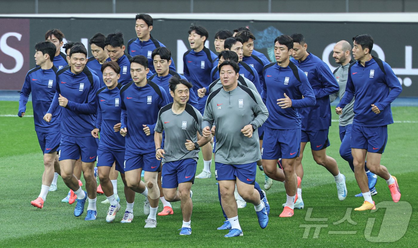 대한민국 축구대표팀 김민재와 이승우를 비롯한 선수들이 14일 오후 경기도 용인시 처인구 용인미르스타디움에서 2026 국제축구연맹&#40;FIFA&#41; 북중미 월드컵 아시아 3차 예선 이라크와의 경기를 앞두고 훈련을 하고 있다. 2024.10.14/뉴스1 ⓒ News1 이재명 기자