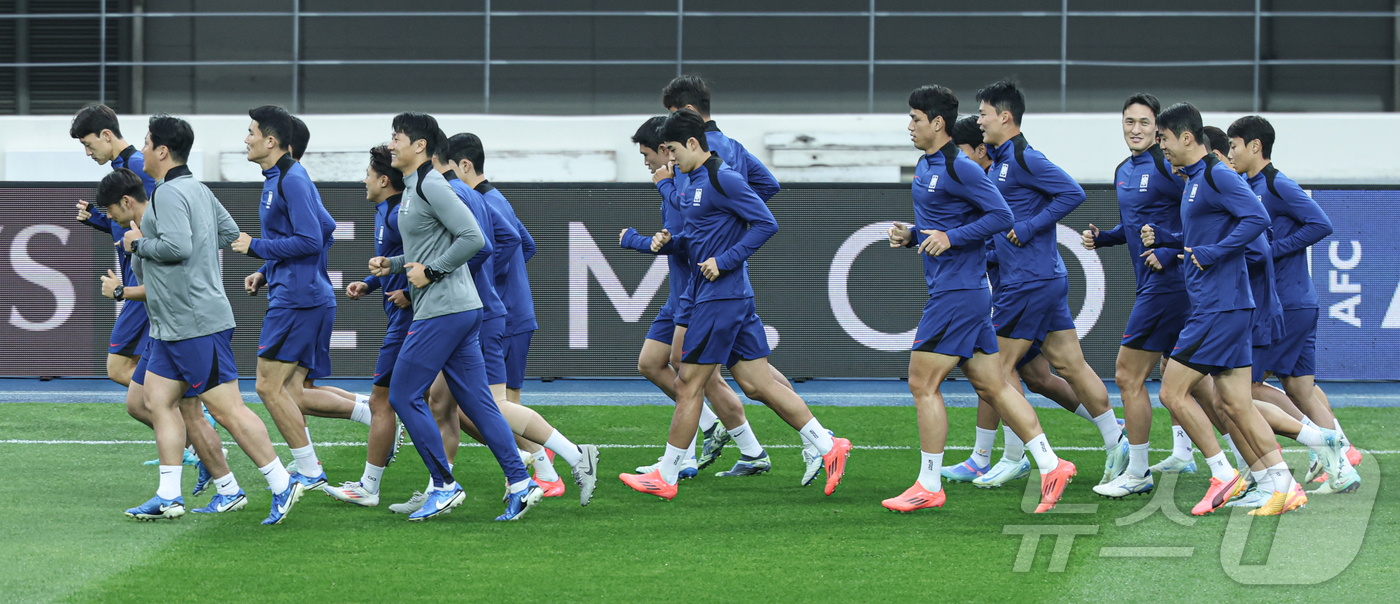 (용인=뉴스1) 이재명 기자 = 대한민국 축구대표팀 김민재와 이승우를 비롯한 선수들이 14일 오후 경기도 용인시 처인구 용인미르스타디움에서 2026 국제축구연맹(FIFA) 북중미 …