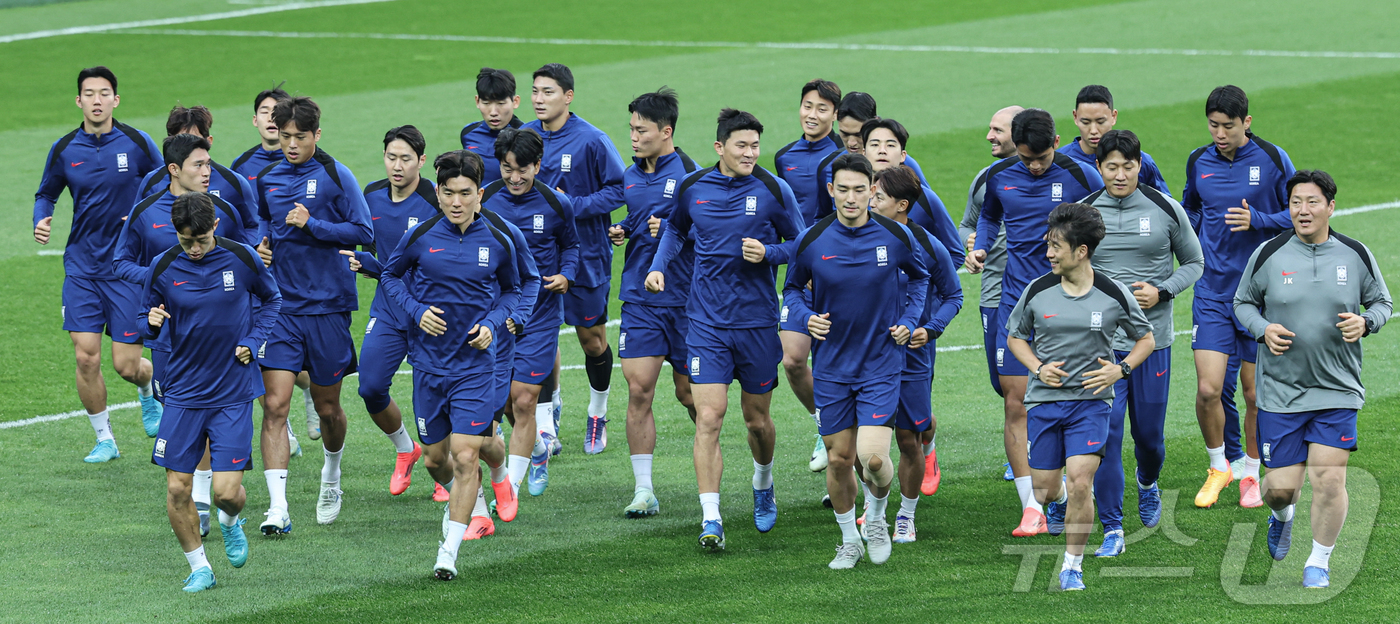 (용인=뉴스1) 이재명 기자 = 대한민국 축구대표팀 김민재와 이승우를 비롯한 선수들이 14일 오후 경기도 용인시 처인구 용인미르스타디움에서 2026 국제축구연맹(FIFA) 북중미 …