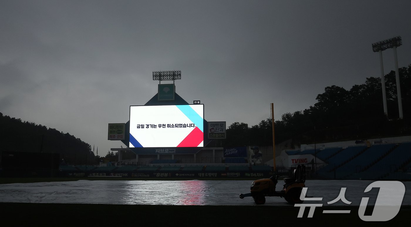 14일 오후 대구 삼성라이온즈파크 전광판에 프로야구 &#39;2024 신한 SOL 뱅크 KBO 포스트시즌&#39; 플레이오프 2차전 LG 트윈스와 삼성 라이온즈의 경기 우천 취소 안내문이 송출되고 있다. 2024.10.14/뉴스1 ⓒ News1 김진환 기자